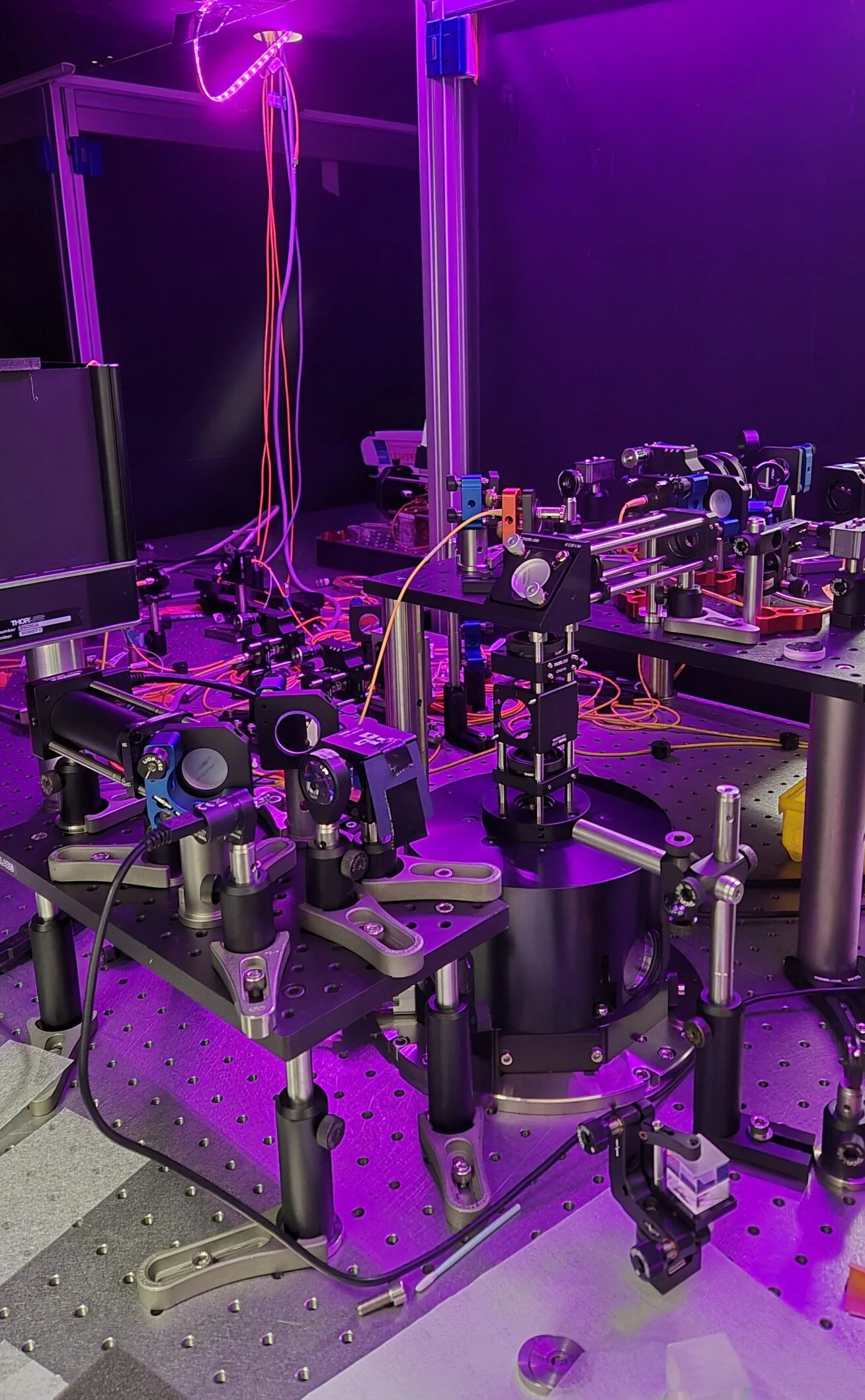 Montaje experimental basado en puntos cuánticos utilizado para generar y controlar fotones individuales, un componente esencial de las futuras redes de internet cuántico.