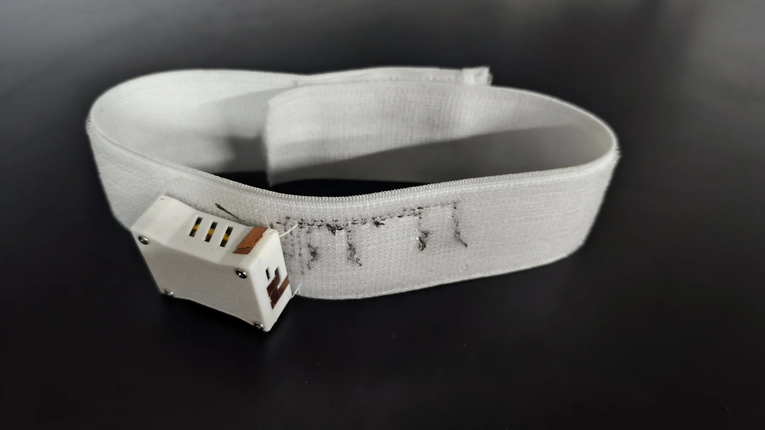 Revoice, un collar inteligente desarrollado por investigadores de la Universidad de Cambridge, permite a pacientes que han sufrido un ictus recuperar una comunicación natural y fluida sin necesidad de implantes cerebrales invasivos.