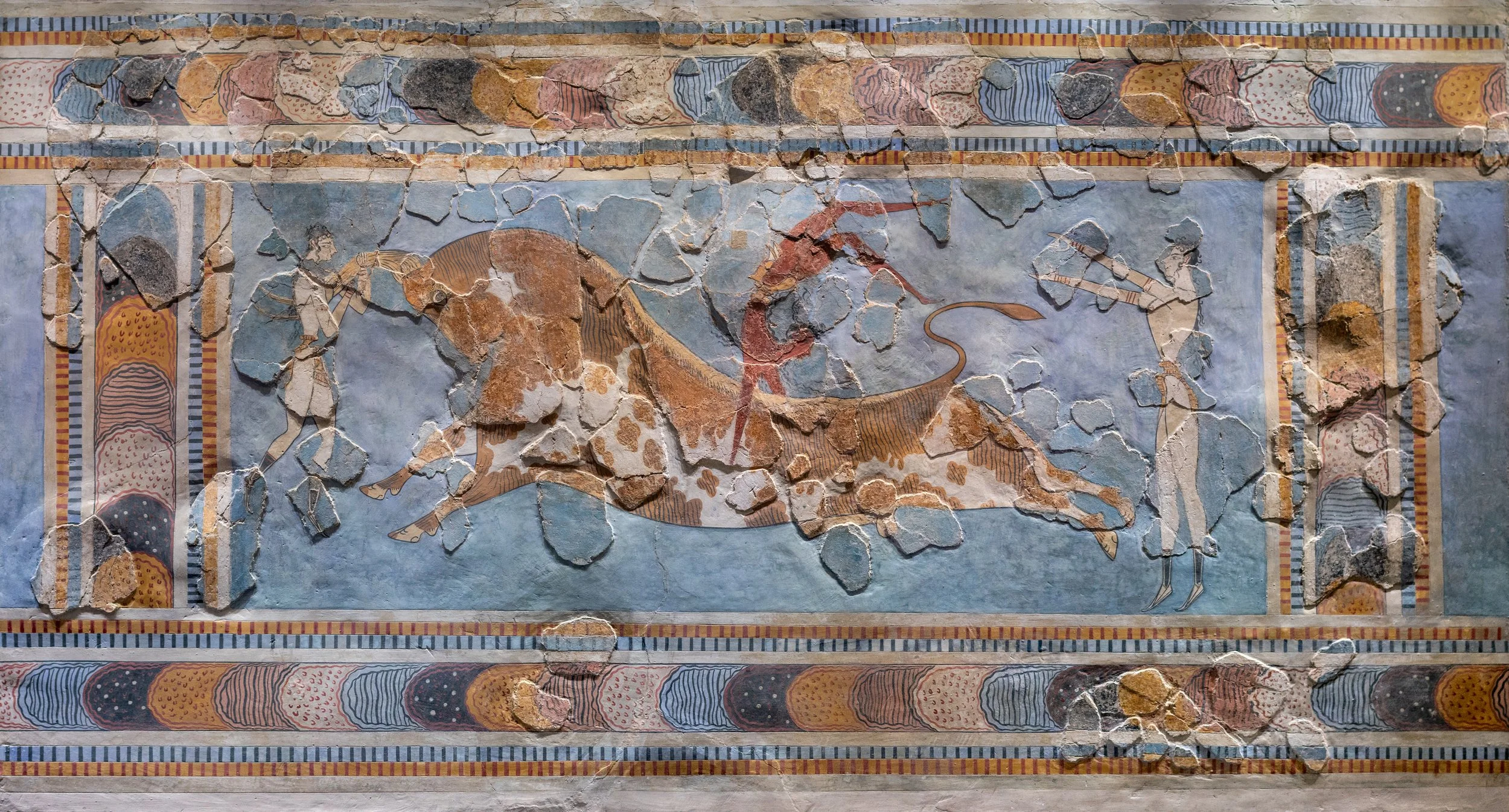 El célebre fresco del salto del toro, procedente del palacio de Cnosos, refleja el esplendor artístico de la civilización minoica.
