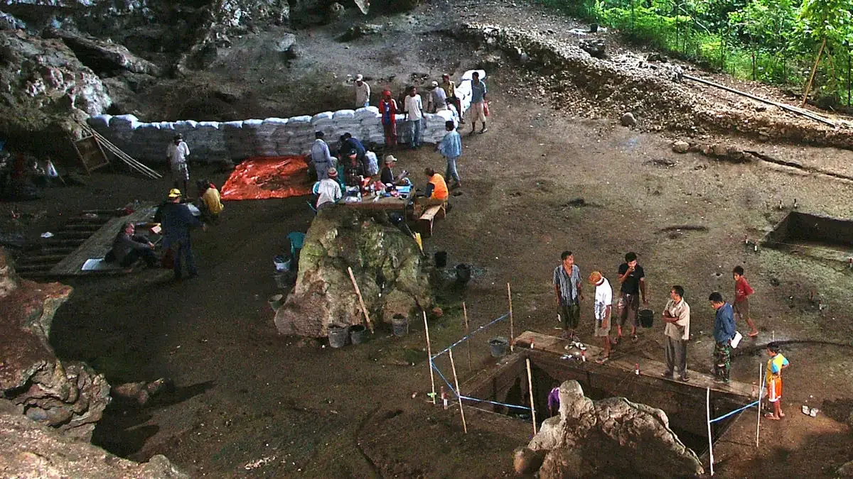 Trabajos de excavación en la cueva de Liang Bua en 2007, realizados por el Centro Nacional de Investigación Arqueológica de Indonesia (ARKENAS) en colaboración con el equipo del fallecido profesor Michael J. Morwood