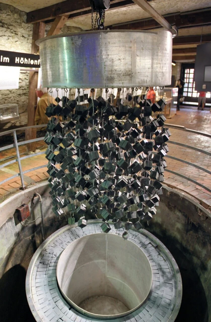 Réplica del reactor experimental B8 en el museo de Haigerloch. El dispositivo suspendía 664 cubos de uranio en agua pesada, pero nunca logró mantener una reacción nuclear en cadena.