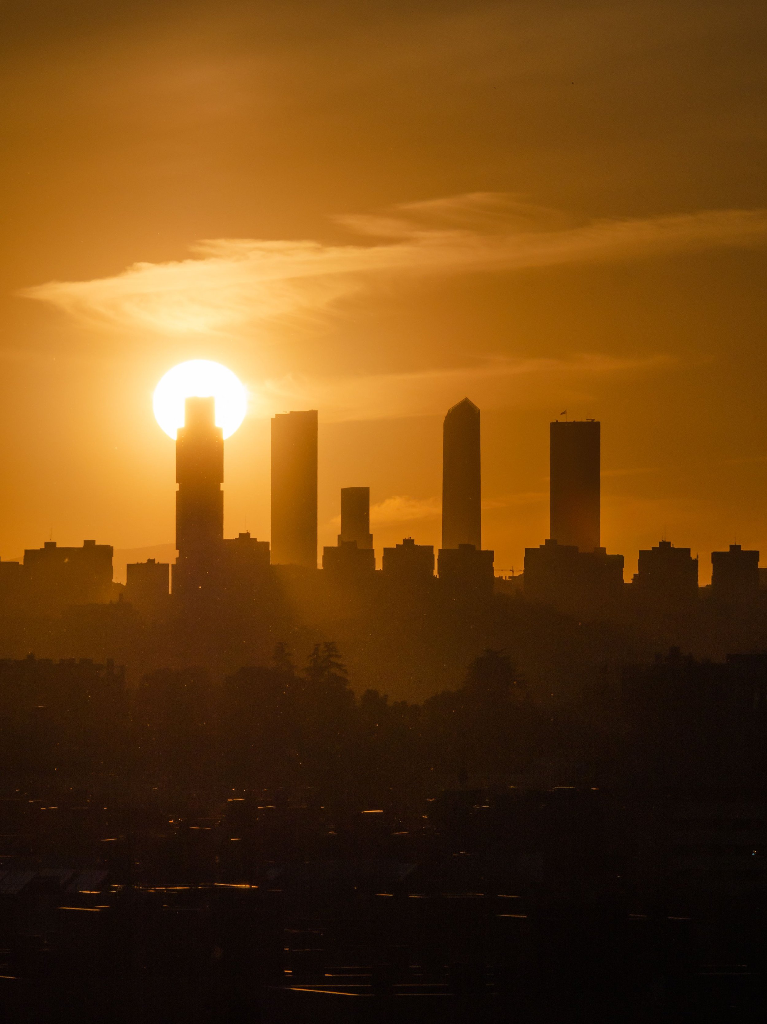 La calima tiñe el cielo de tonos anaranjados durante un atardecer en Madrid. Además de reducir la visibilidad, las intrusiones de polvo sahariano aumentan la concentración de partículas en suspensión.
