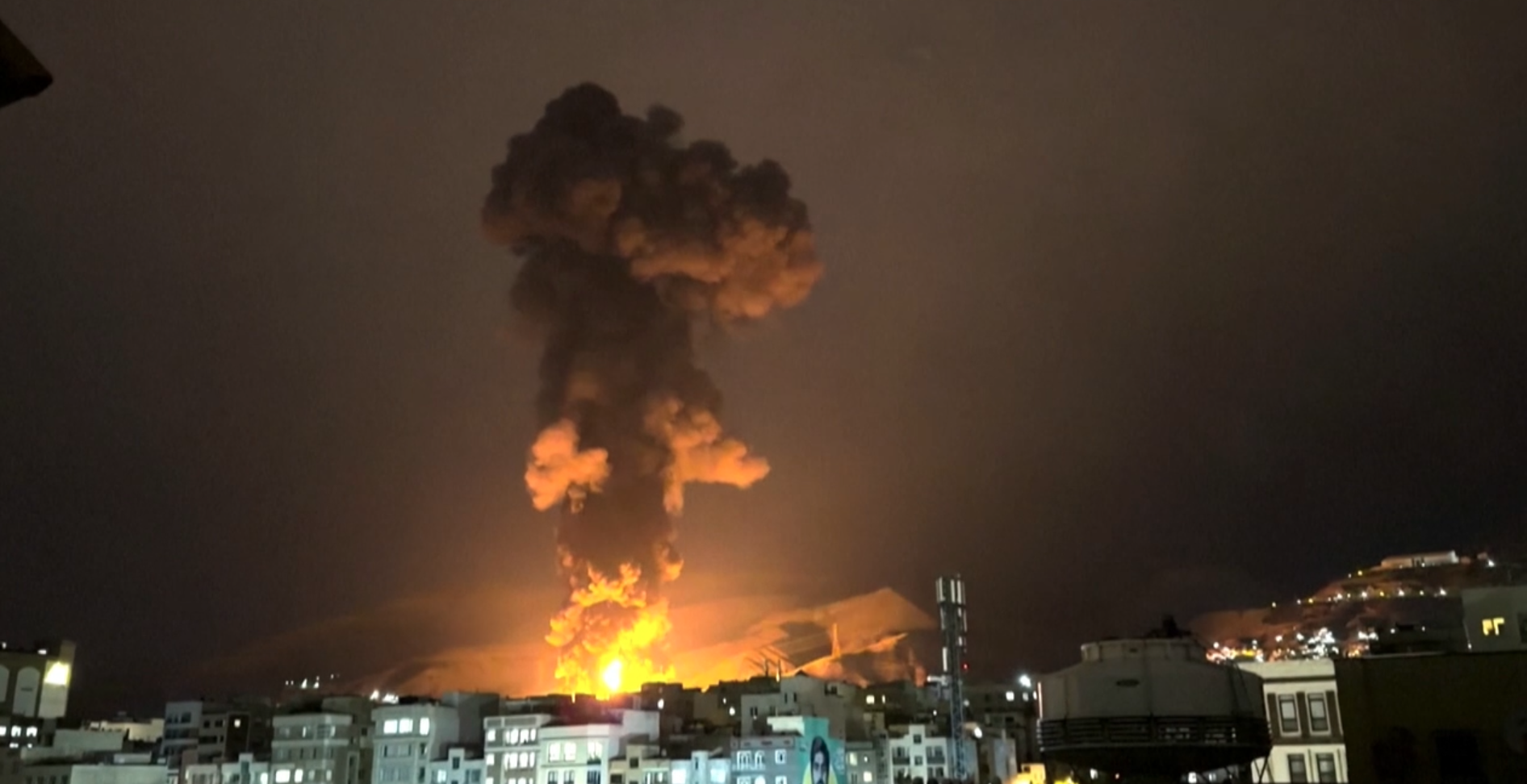 Una enorme columna de humo y fuego se eleva sobre Teherán tras los ataques contra instalaciones petroleras iraníes el 7 de marzo de 2026.