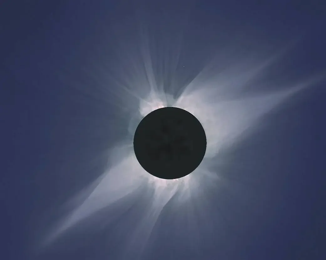 Mosaico fotográfico del eclipse total de Sol del 11 de julio de 1991, captado desde Baja California (México). La secuencia muestra el avance de la Luna sobre el disco solar durante uno de los eclipses más largos y espectaculares del siglo XX.