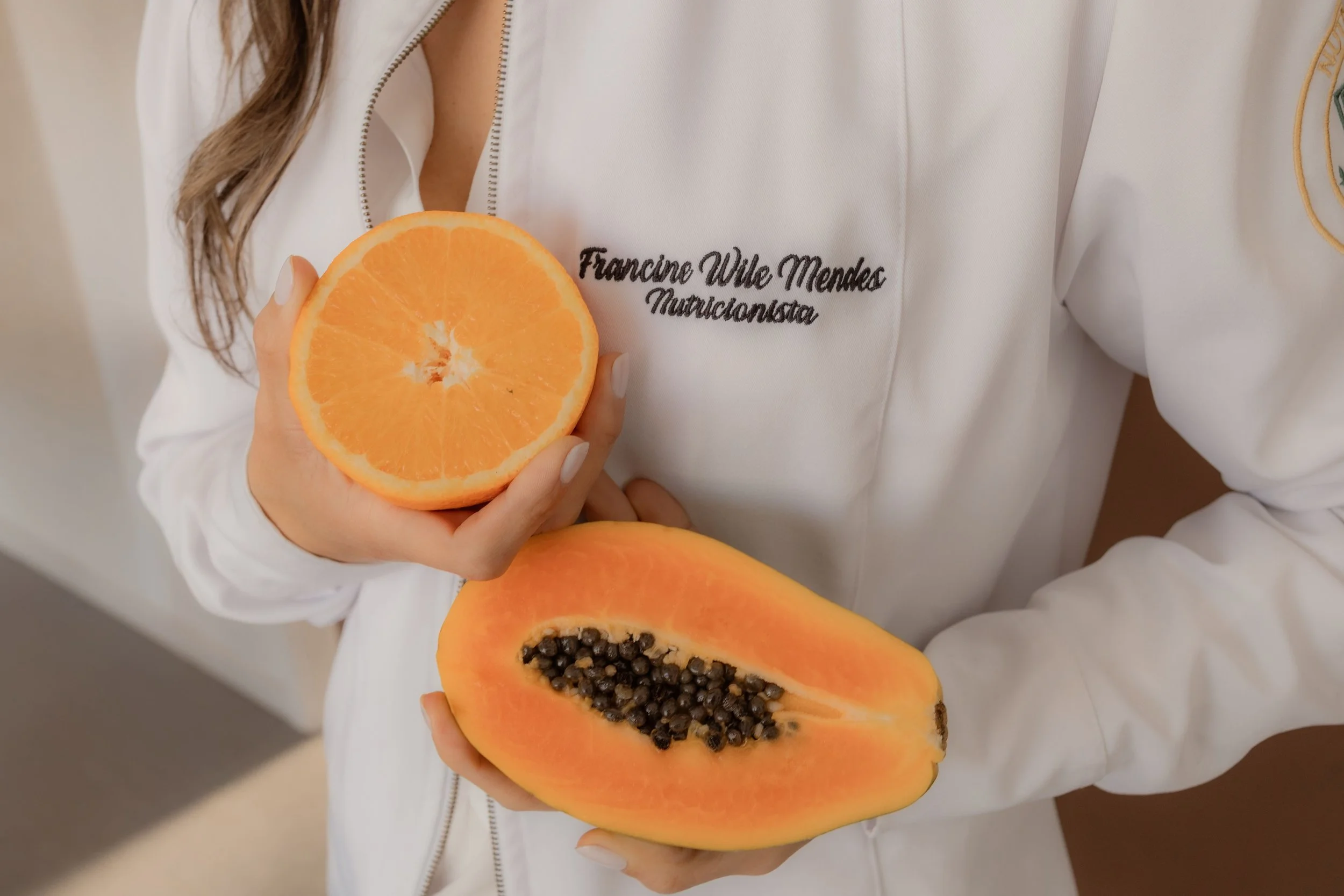 Las frutas aportan fibra alimentaria, aunque su cantidad y composición varían según la especie y la parte del fruto que consumimos.