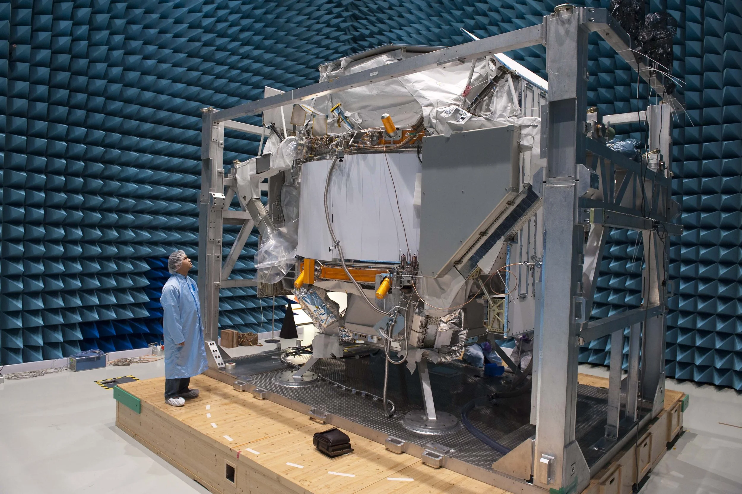El detector espacial de antimateria AMS-02, durante unas pruebas electromagnéticas realizadas por la ESA en 2010.