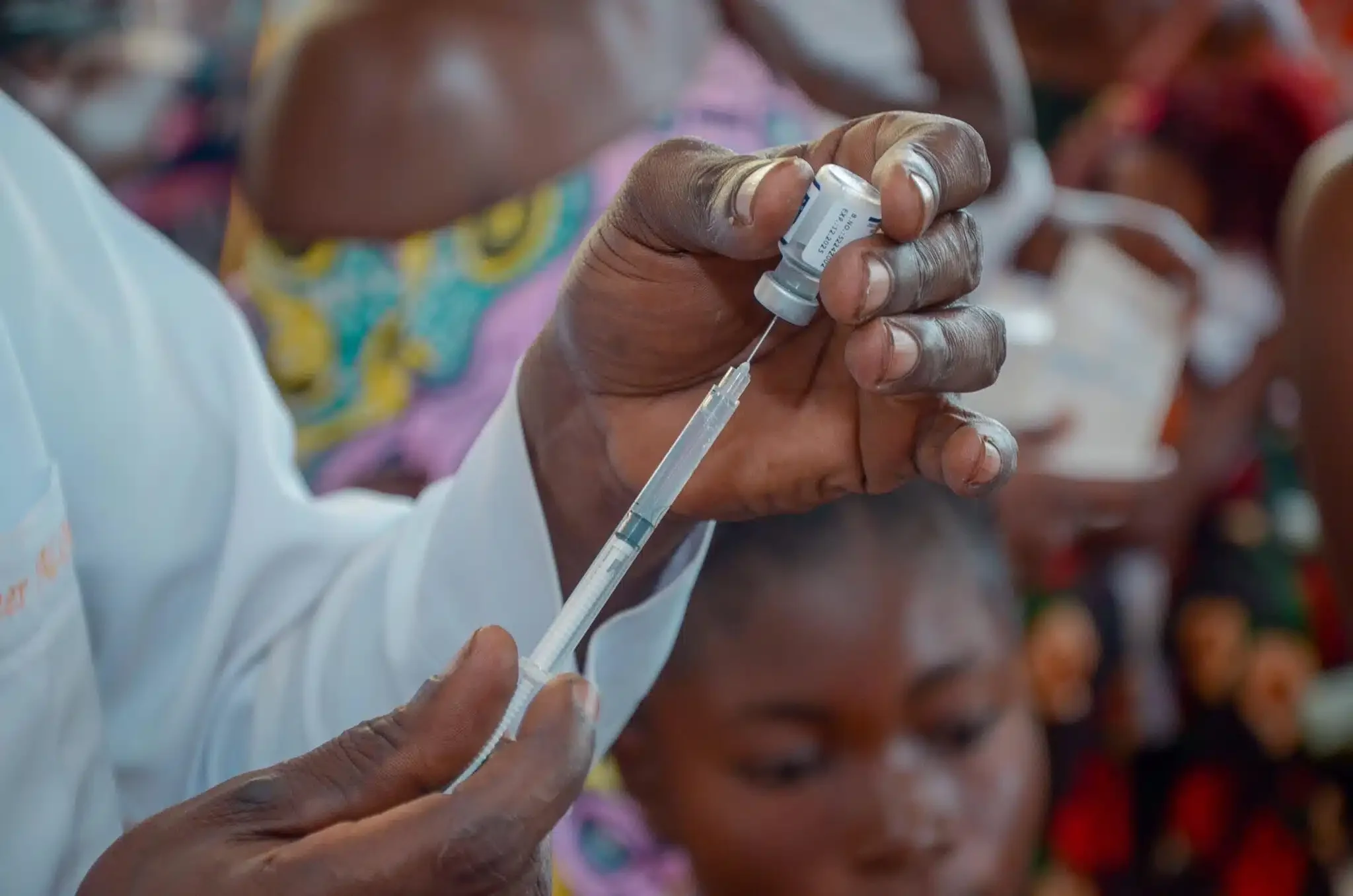 Un profesional sanitario prepara una dosis de la vacuna contra la malaria durante una campaña de inmunización en la República Democrática del Congo.