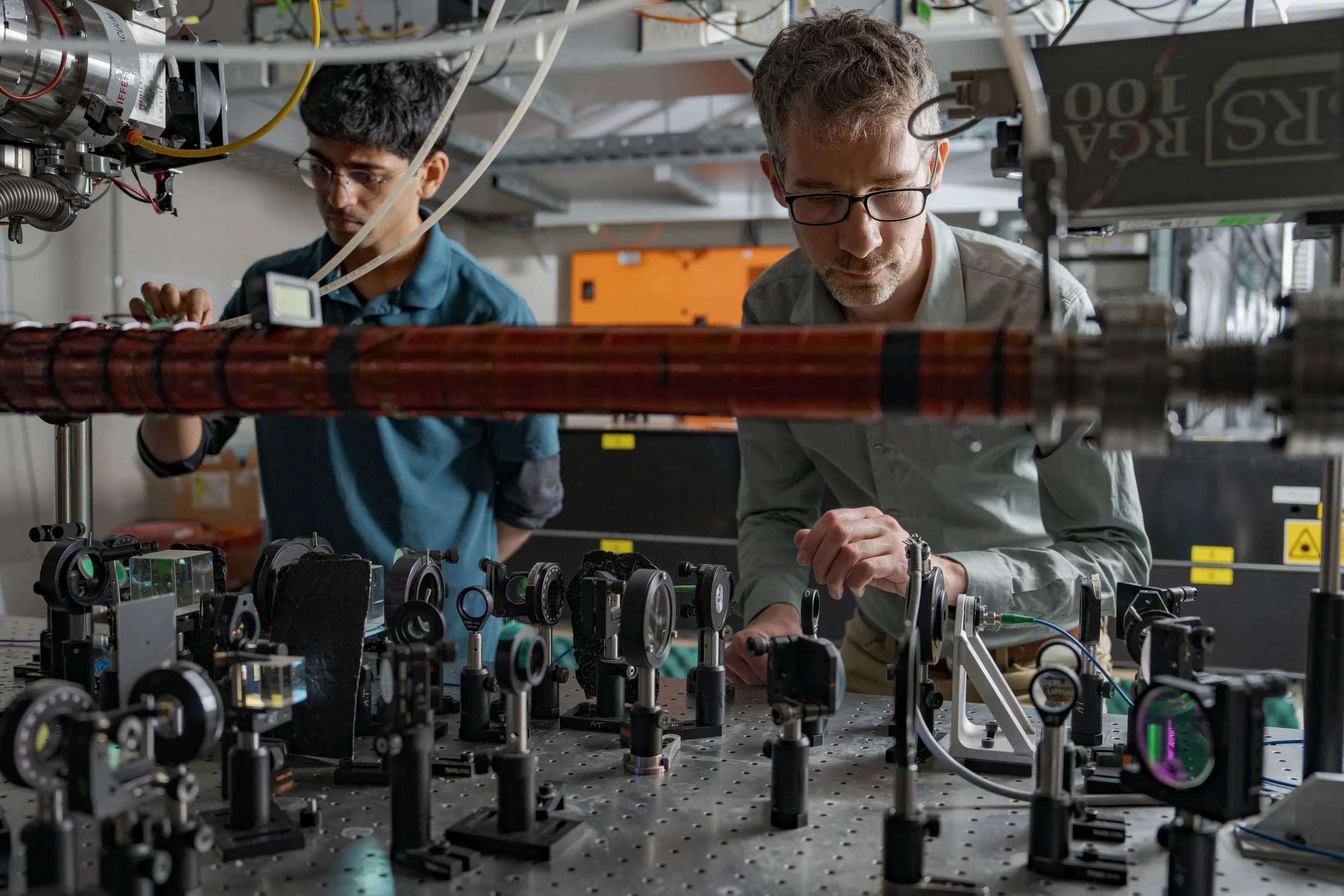 Yogesh Sridhar y el físico Sean Hodgman (derecha), en el laboratorio de la Universidad Nacional de Australia, ajustando el sistema experimental con láseres y detectores utilizado para estudiar el entrelazamiento cuántico en átomos