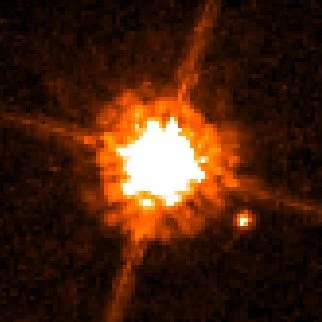 CHXR 73 B (abajo a la derecha), candidata a enana marrón, orbita lejos de su estrella. En ZTF J0440+2325, la pareja está tan próxima que el gas de la enana marrón fluye hacia la superficie estelar.