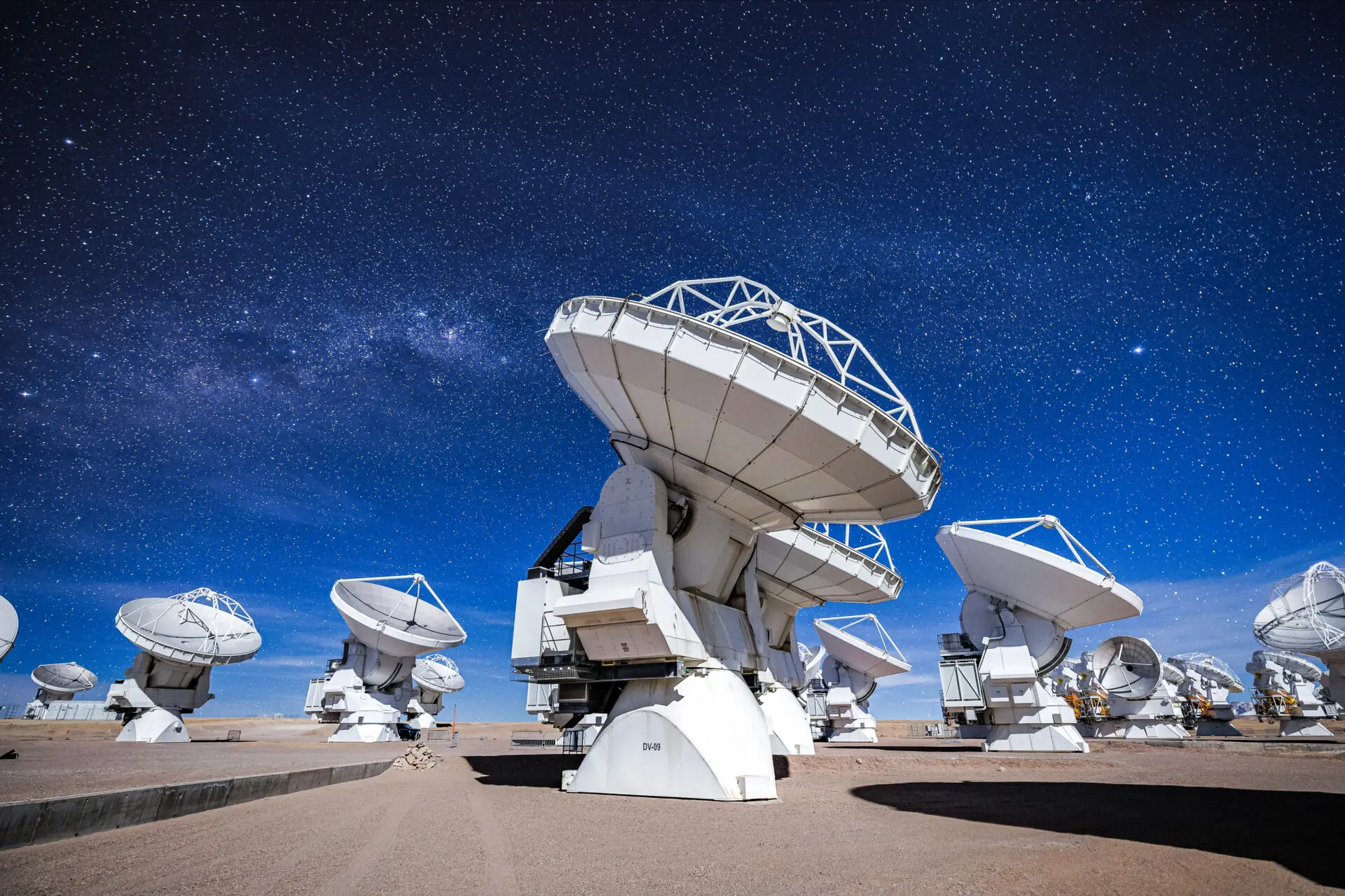 Las 66 antenas del radiotelescopio ALMA, situadas a más de 5.000 metros de altitud en el desierto de Atacama (Chile), ofrecen una sensibilidad sin precedentes para explorar frecuencias milimétricas y submilimétricas.