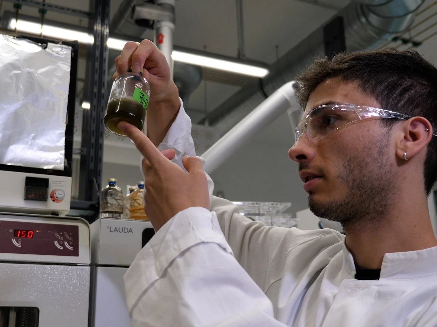 El científico Tiago Ramalho examina el digestato —el residuo rico en nutrientes que queda tras la digestión anaerobia y se usa como fertilizante— en el laboratorio.