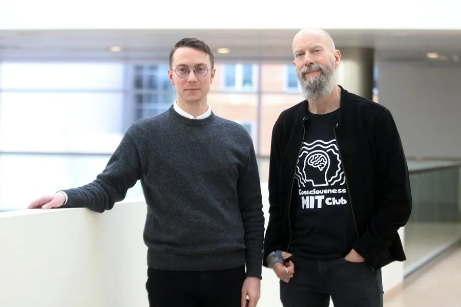 Los investigadores del MIT Matthias Michel (izquierda) y Earl Miller estudian los mecanismos cerebrales de la conciencia.