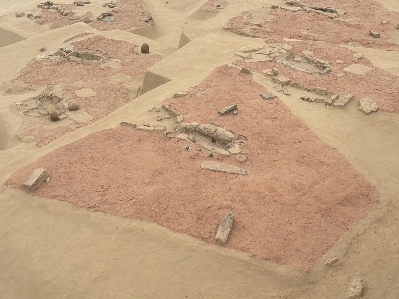 Vista del yacimiento neolítico de Lepenski Vir (Serbia), ocupado entre 6300 y 6000 a. C., donde las excavaciones han revelado viviendas de planta trapezoidal con numerosos enterramientos infantiles junto a sus muros.