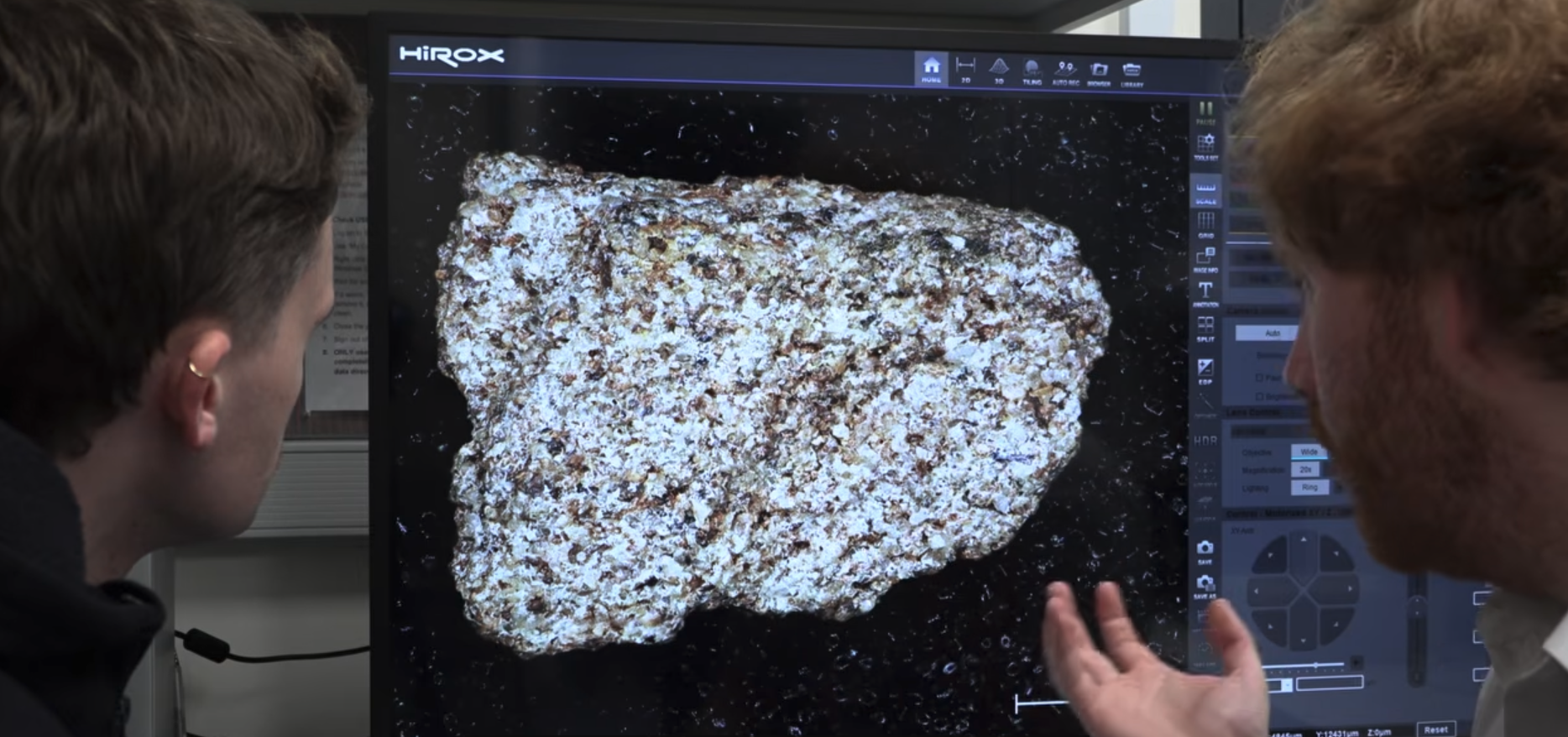 Anthony Clarke (izquierda) examina una muestra de la piedra del Altar mediante técnicas de análisis microscópico digital.