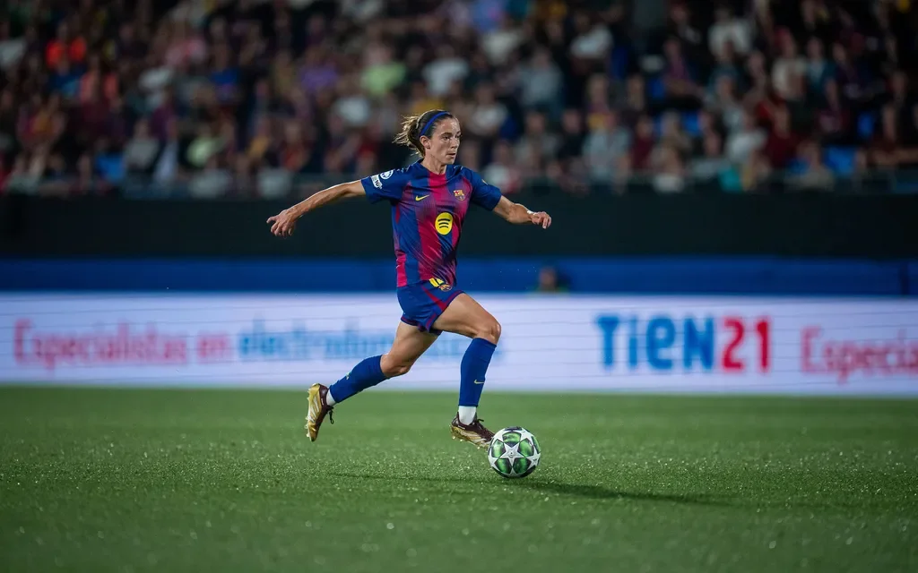 La centrocampista del Barcelona Aitiana, con el balón. Un estudio científico de cuatro temporadas con futbolistas de élite muestra que las lesiones sufridas durante la menstruación no son más frecuentes, pero sí más graves