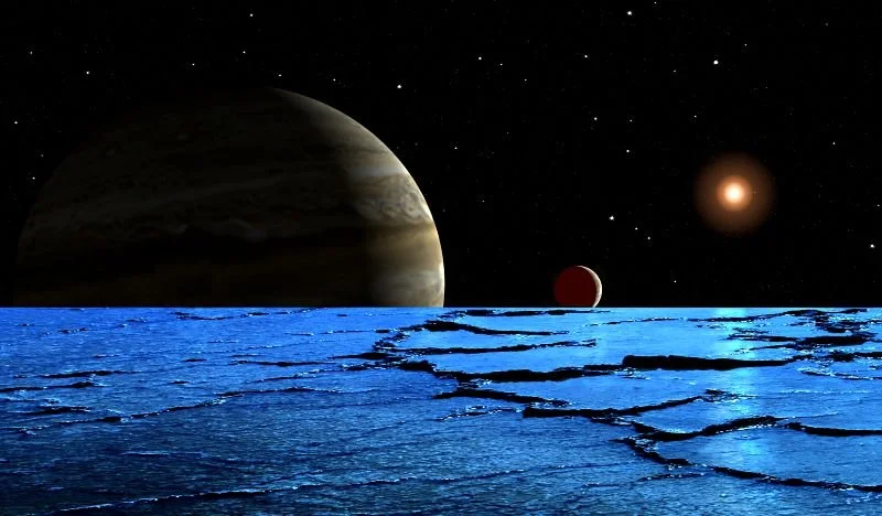 La superficie helada y fracturada de Europa oculta un inmenso océano de agua líquida bajo el hielo, uno de los entornos más prometedores para la búsqueda de vida extraterrestre.