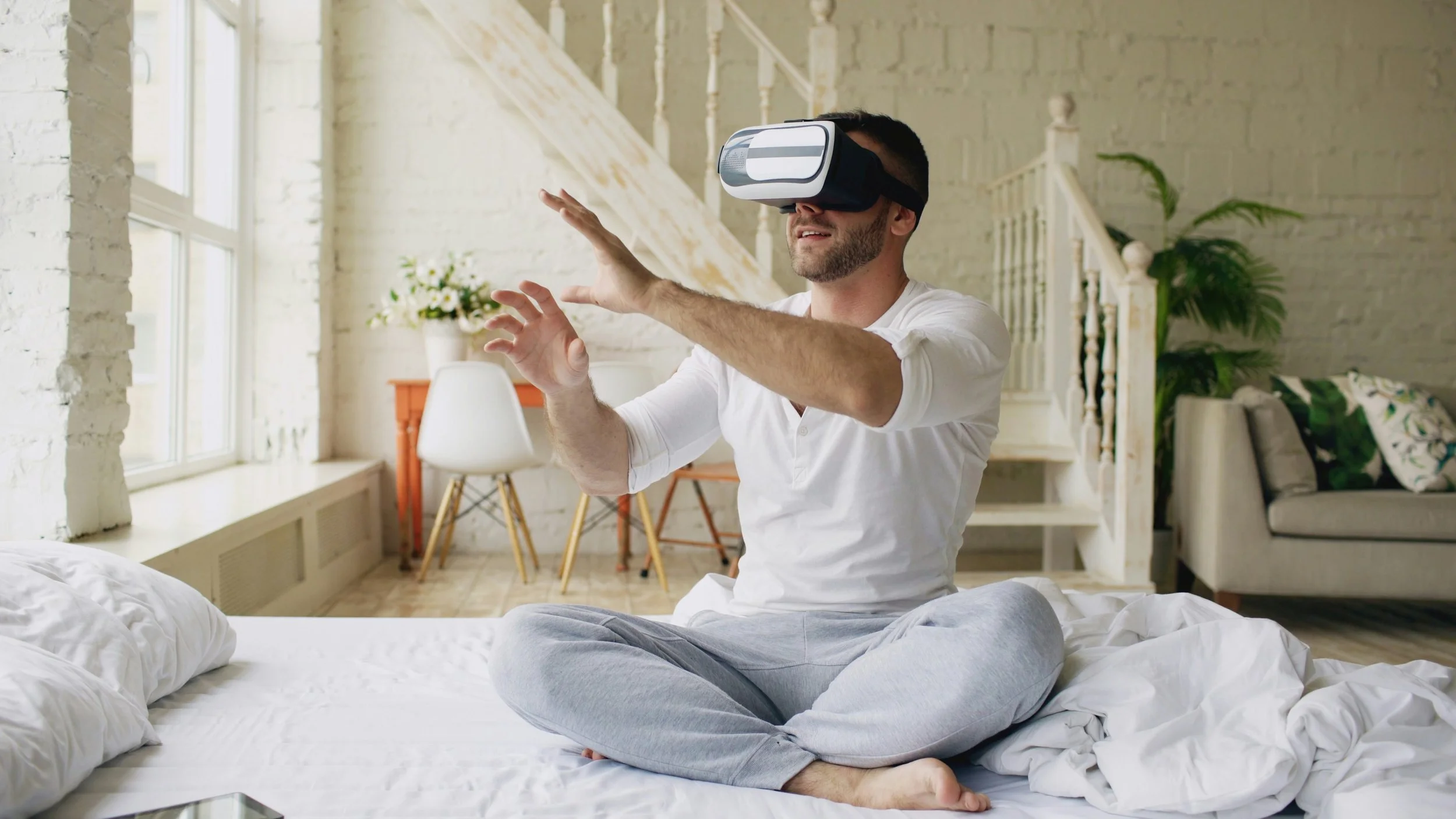 La realidad virtual permite recrear entornos inmersivos que ayudan a evaluar cómo el cerebro construye mapas espaciales y mantiene el sentido de la orientación.
