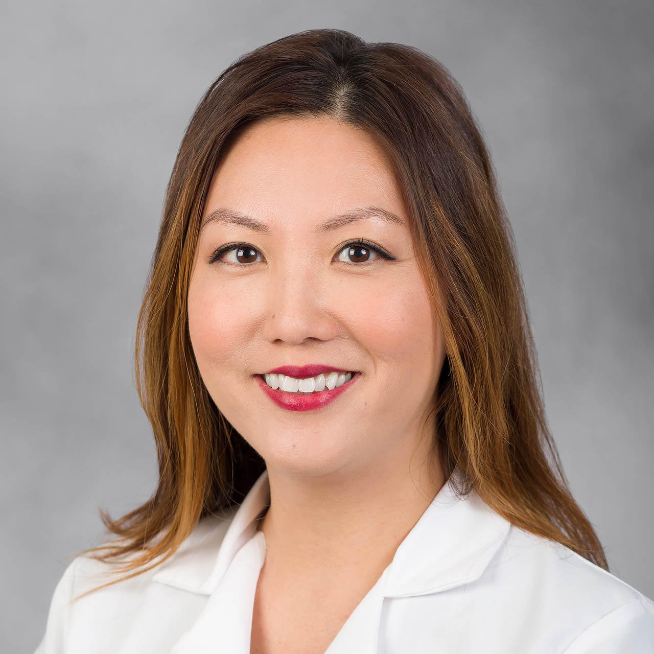 Olivia Kim-McManus, neuróloga de la Universidad de California en San Diego y autora principal del estudio, lideró el desarrollo de esta innovadora terapia genética personalizada basada en oligonucleótidos antisentido (ASO)