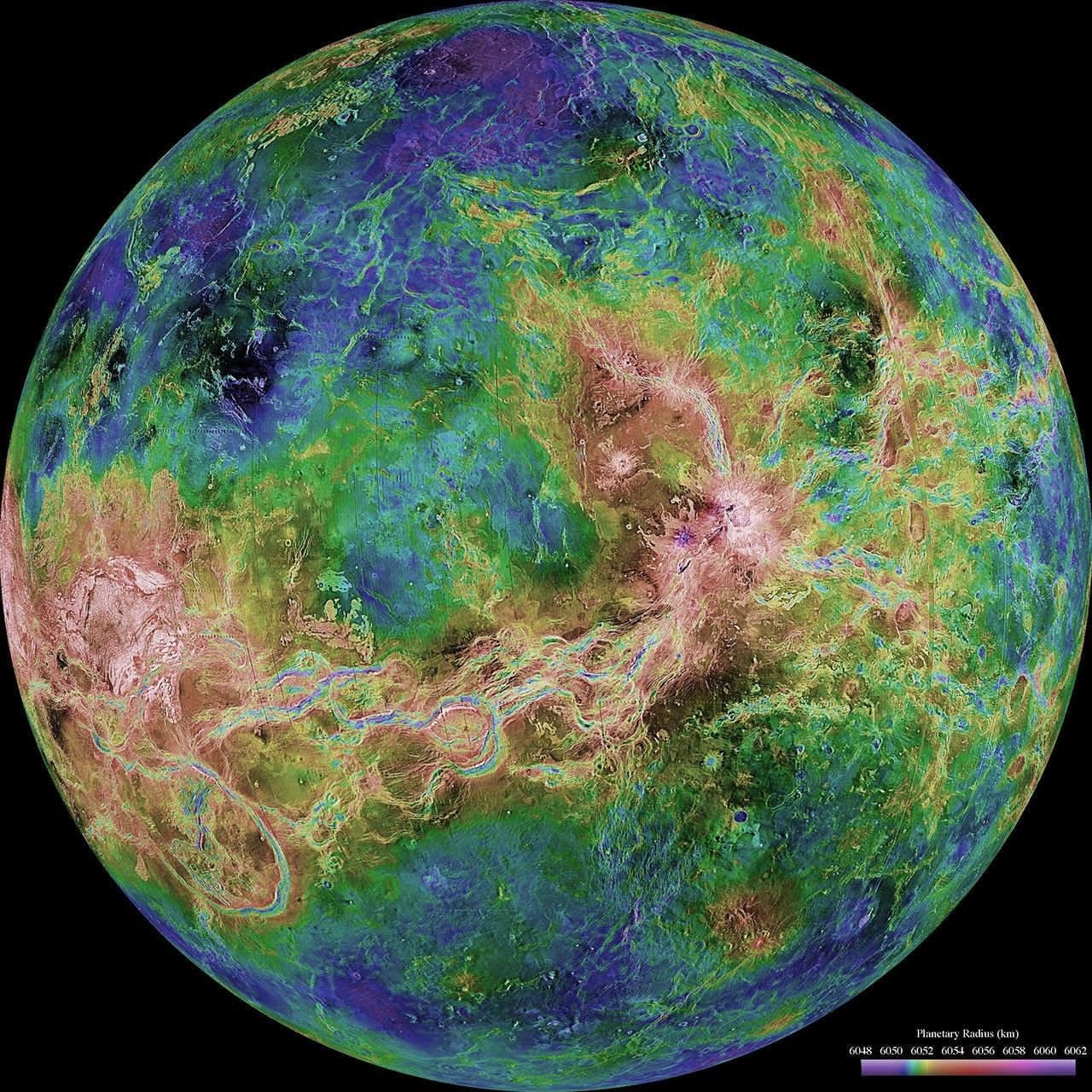 Vista hemisférica de Venus reconstruida a partir de observaciones de radar de la sonda Magallanes de la NASA, que cartografió más del 98 % del planeta, y del radiotelescopio de Arecibo.
