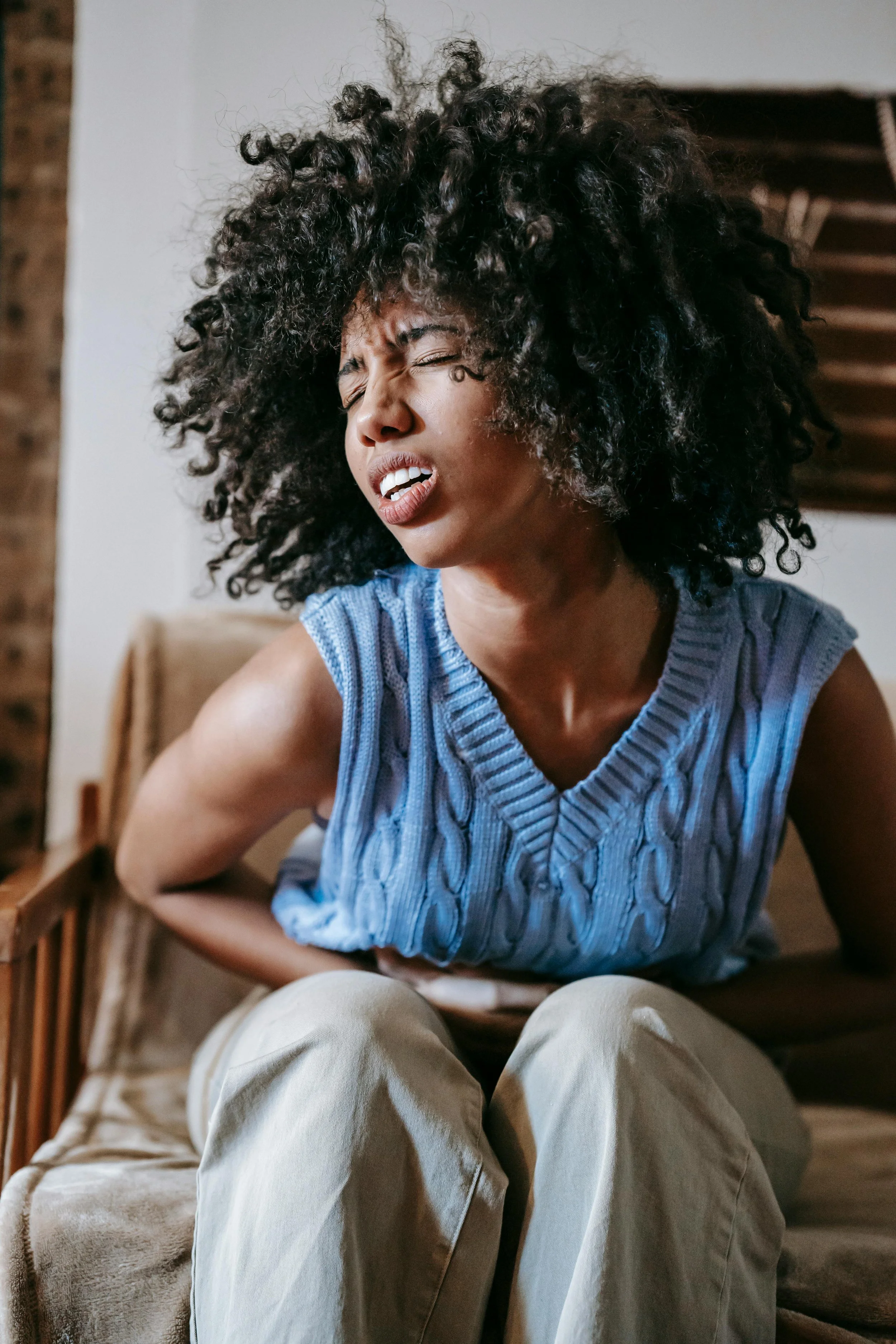 Las mujeres experimentan dolor crónico más intenso y duradero que los hombres, una diferencia que podría explicarse por mecanismos del sistema inmunitario, según un nuevo estudio científico.