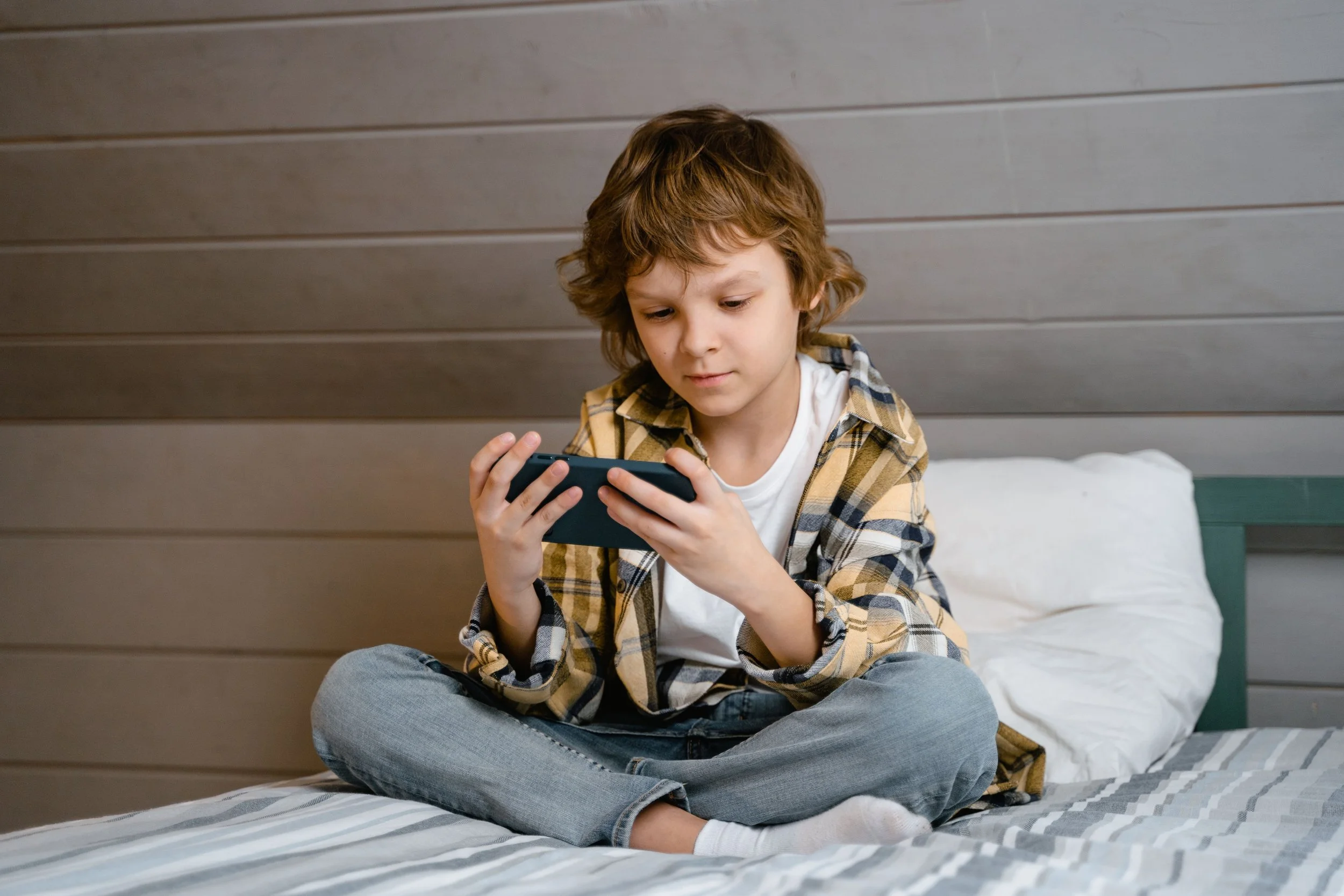 Tener un teléfono móvil propio se asoció con peores resultados en comprensión lectora, aunque el estudio no demuestra una relación de causa y efecto y apunta a que el efecto podría deberse a cambios acumulativos en los hábitos de lectura.