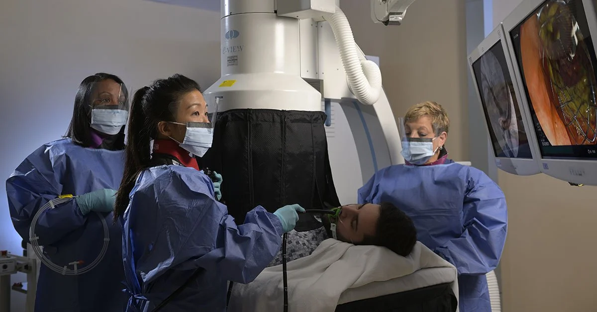 La gastroenteróloga Jennifer Higa y un equipo multidisciplinar examinan a una paciente mediante técnicas endoscópicas de imagen, esenciales para caracterizar la enfermedad y orientar el tratamiento más adecuado.