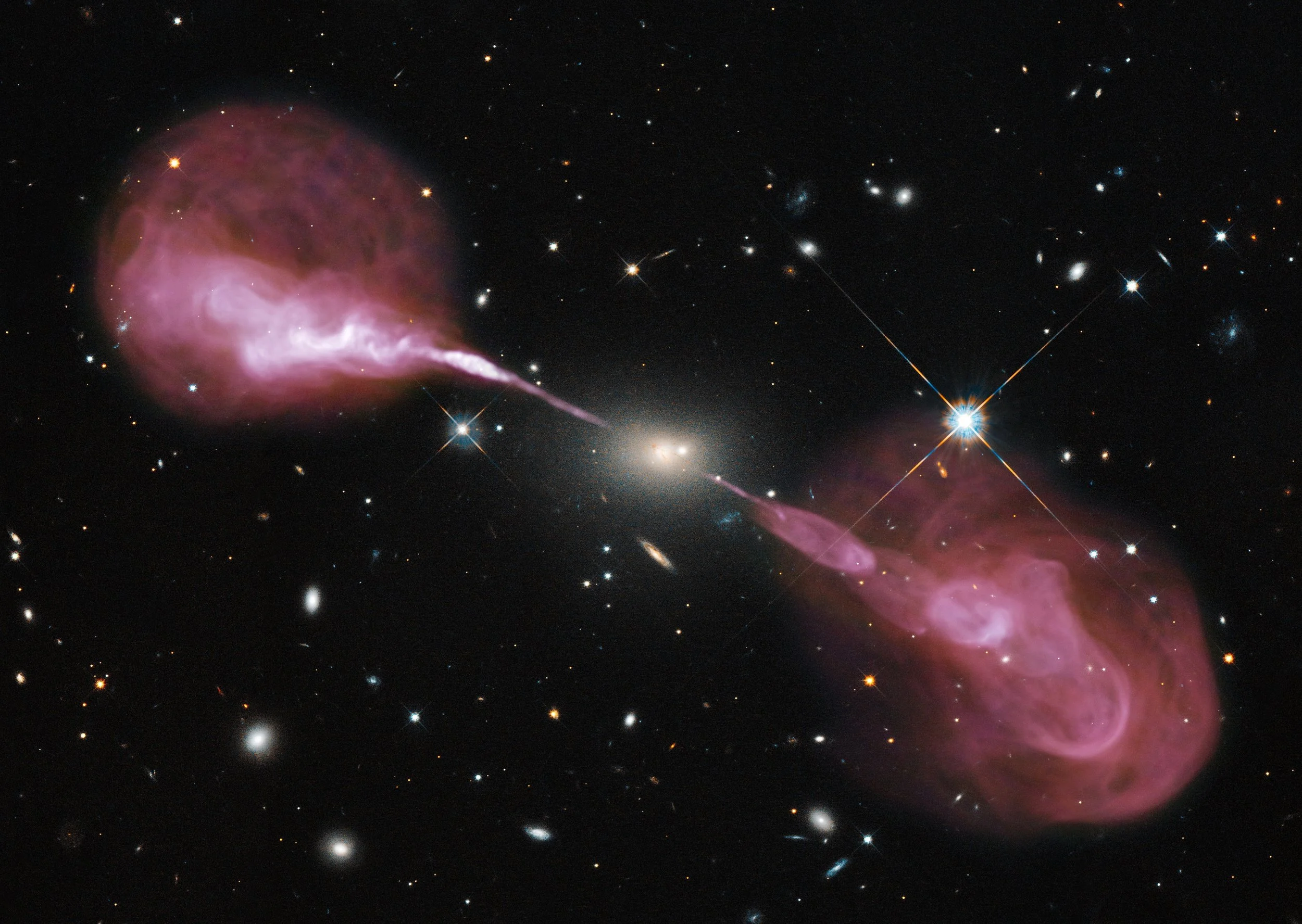 Los gigantescos chorros de partículas y energía expulsados por el agujero negro supermasivo de una galaxia pueden extenderse cientos de miles de años luz e influyen decisivamente en la evolución de su entorno.