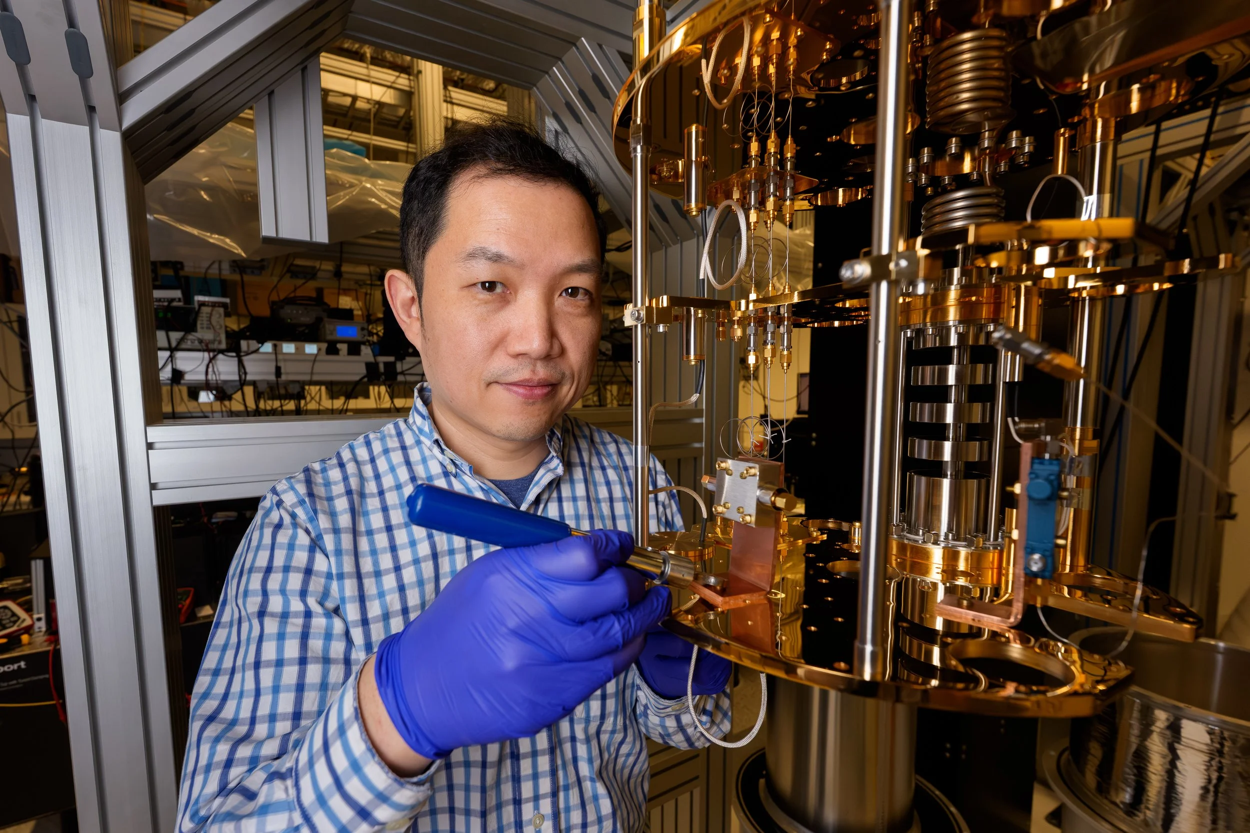 El profesor asistente Tian Zhong, de la Escuela de Ingeniería Molecular Pritzker de la Universidad de Chicago, lidera una investigación que podría permitir conectar computadoras cuánticas a distancias de hasta 2.000 kilómetros