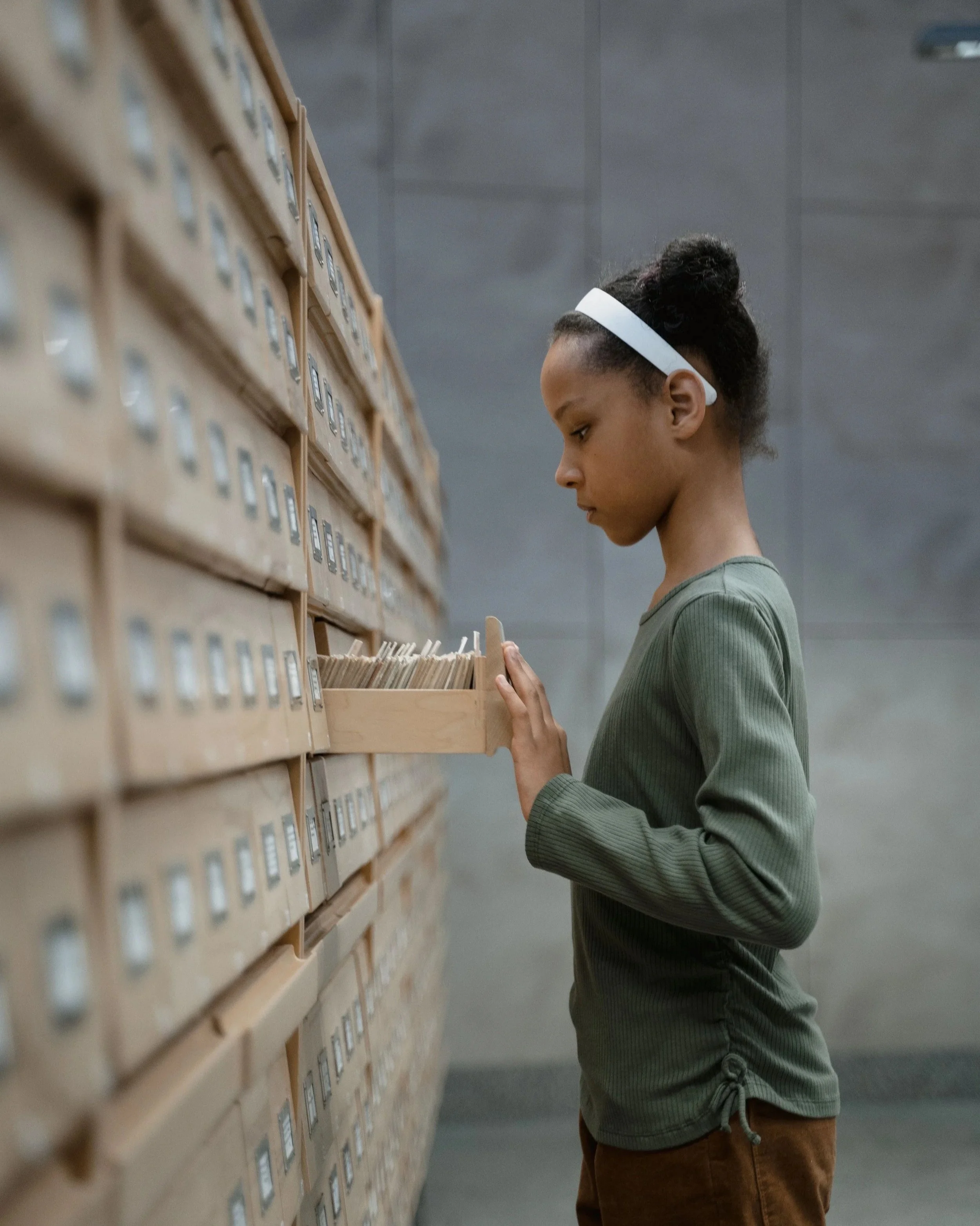 La adolescencia es una etapa en la que el cerebro reorganiza activamente los circuitos de la memoria. El estudio revela que algunos recuerdos de esos años pueden volverse temporalmente inaccesibles antes de recuperarse en la edad adulta.
