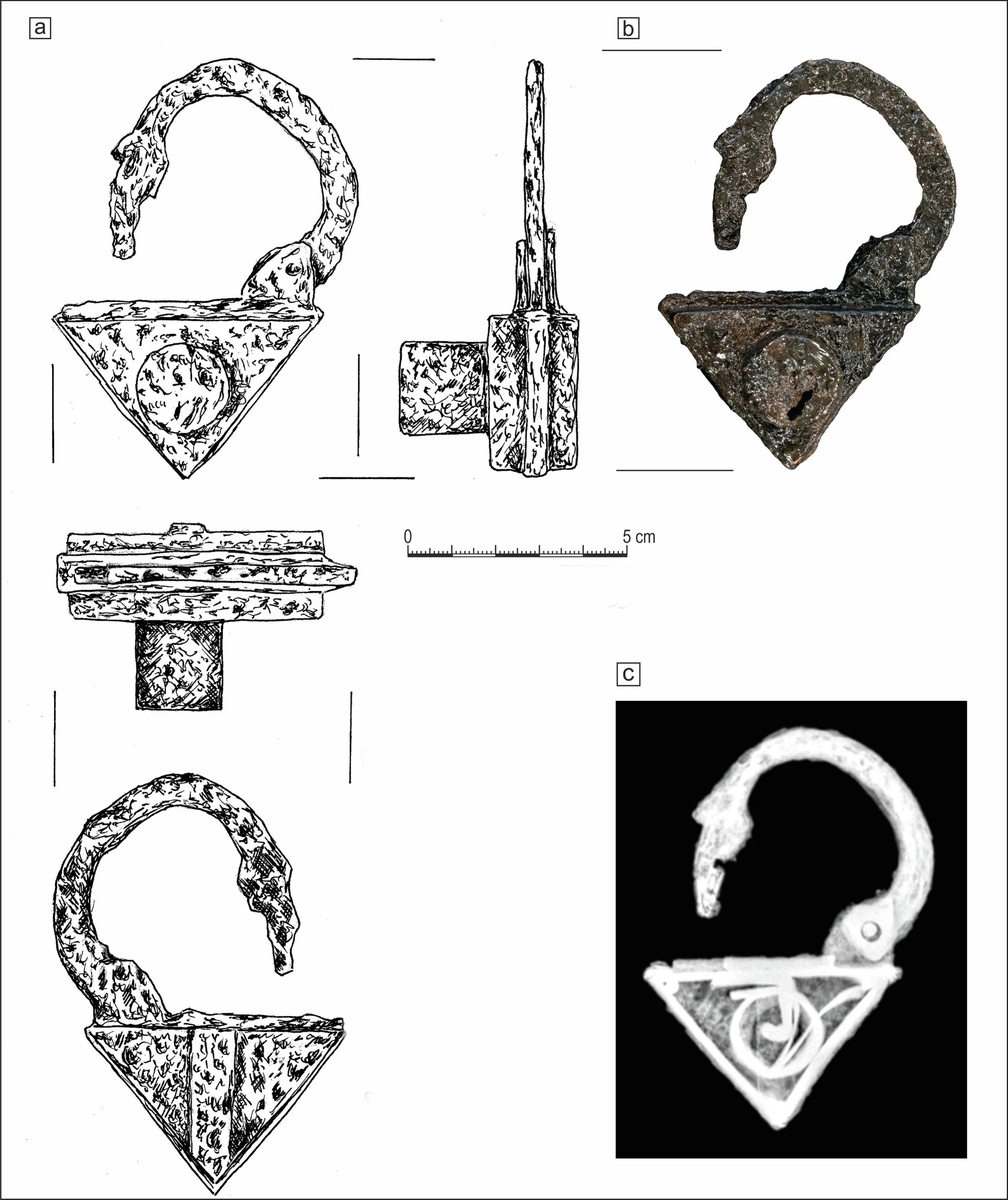 Candado triangular de hierro hallado en la tumba 75 de Pień. Los dibujos, la fotografía y la radiografía muestran su estructura y su mecanismo interno.