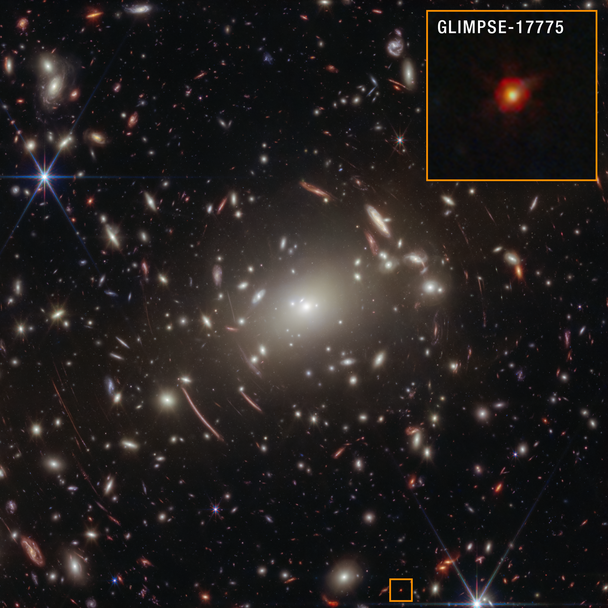 GLIMPSE-17775 aparece aquí amplificado por el efecto de lente gravitacional del cúmulo de galaxias Abell S1063, lo que permitió al telescopio espacial James Webb obtener el espectro más detallado jamás conseguido de un pequeño punto rojo.