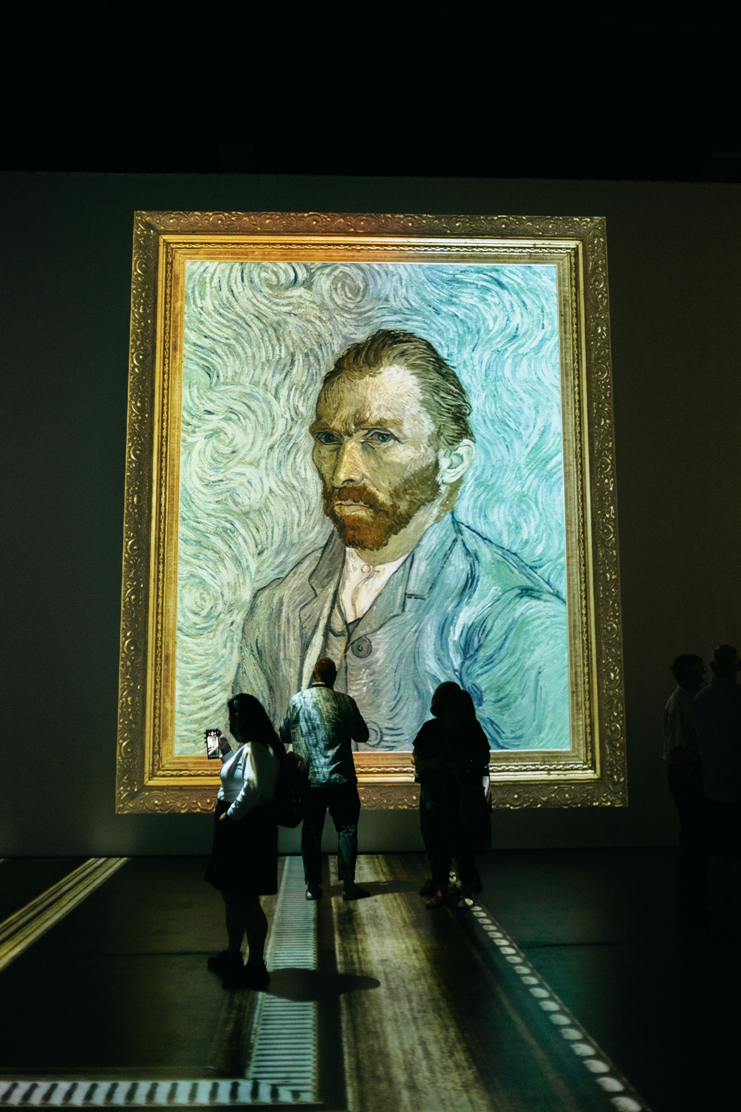 Una proyección inmersiva del célebre autorretrato de Vincent van Gogh recuerda que cada pincelada deja una huella microscópica única.