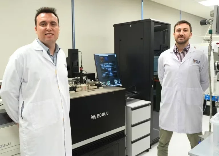 El profesor Mario Lanza (izquierda), junto al investigador Sebastian Pazos, cuyo equipo demostró que un transistor CMOS convencional puede reproducir comportamientos neuronales y sinápticos.