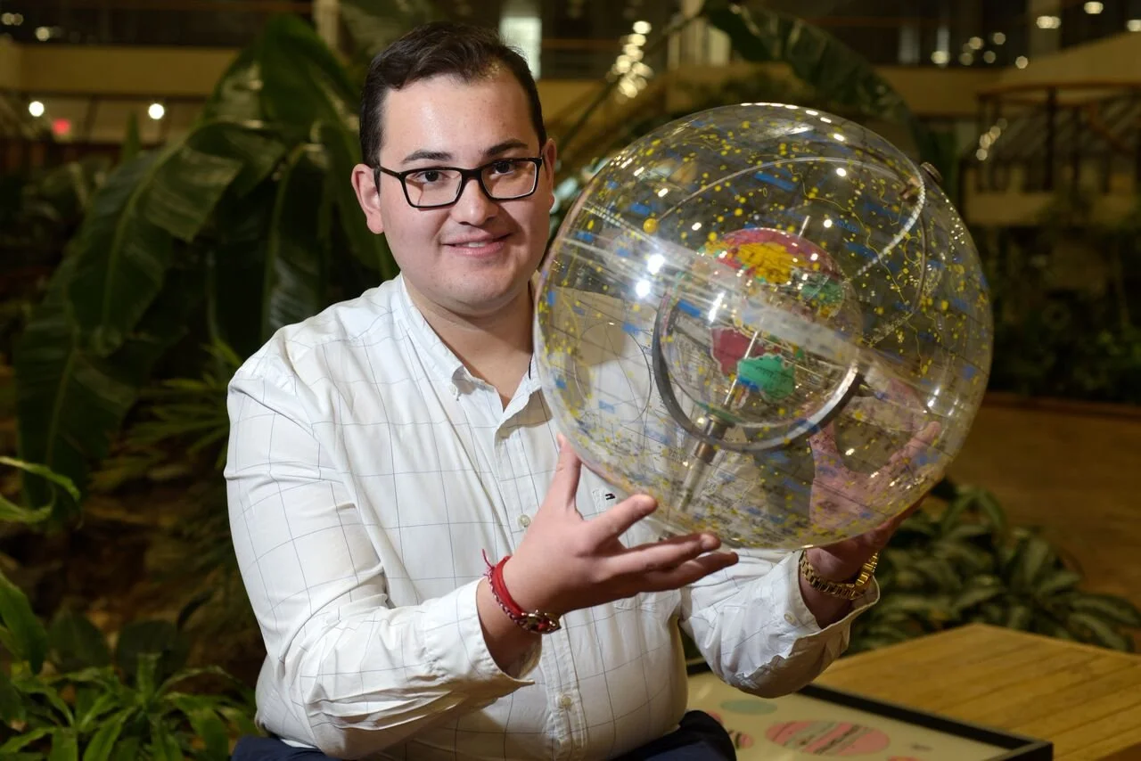 Luis Welbanks, astrofísico especializado en atmósferas de exoplanetas, participó en la primera detección de amoníaco mediante espectroscopia de transmisión, realizada en el planeta WASP-107 b.