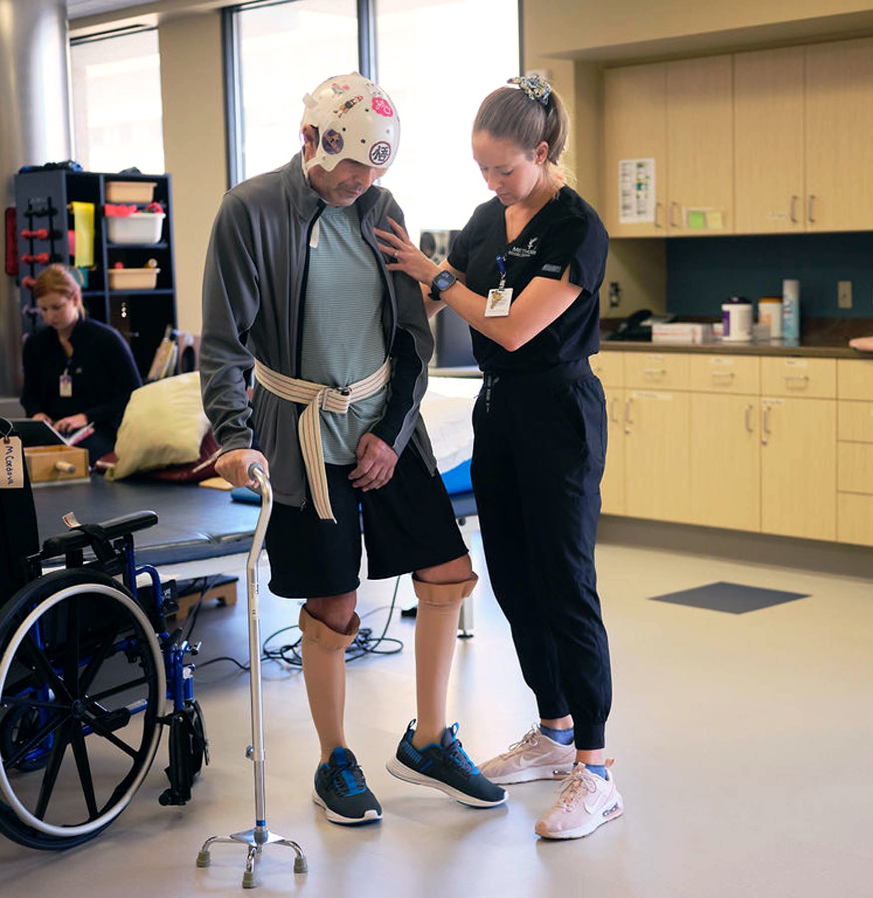 Un paciente con lesión medular realiza ejercicios de rehabilitación asistida para recuperar movilidad y equilibrio durante una sesión de fisioterapia especializada.
