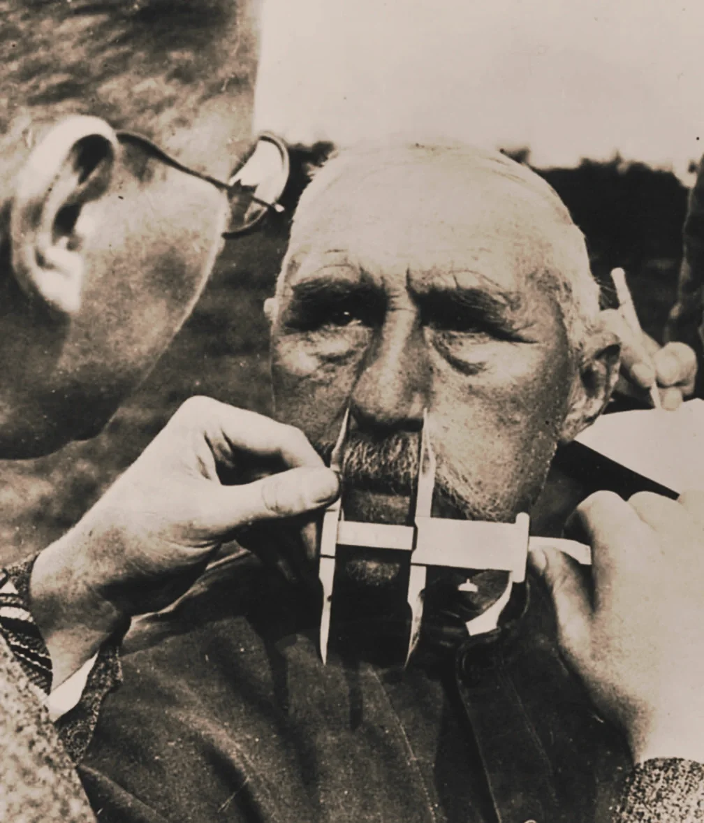 Un hombre se somete a la medición de su nariz durante una prueba racial bajo las Leyes de Núremberg en la Alemania nazi, utilizadas para determinar si una persona era considerada judía (1940).