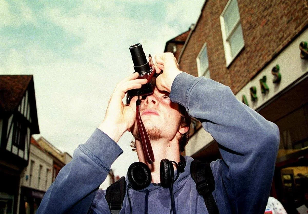 Un aficionado observa el eclipse total de Sol del 11 de agosto de 1999 desde las calles de Winchester (Reino Unido), uno de los acontecimientos astronómicos más multitudinarios vividos en Europa durante el siglo XX.