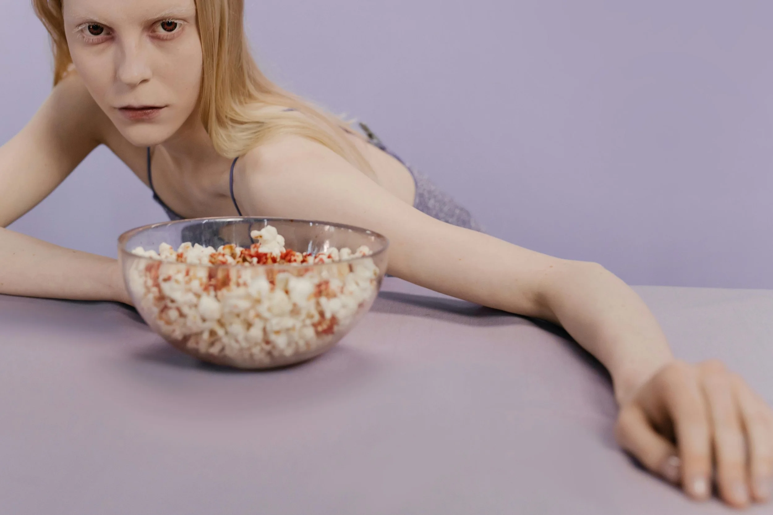 El miedo intenso a comer, la preocupación constante por el peso y la insatisfacción corporal suelen persistir incluso después de recuperar peso, aumentando el riesgo de recaída en la anorexia nerviosa