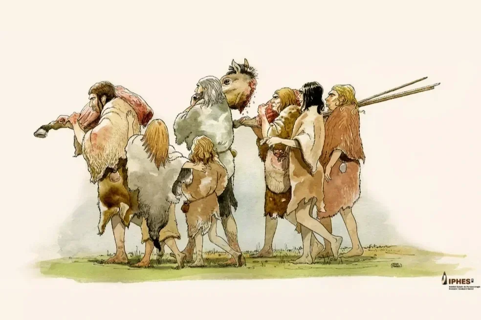 Recreación de un grupo neandertal transportando una presa y lanzas de madera.