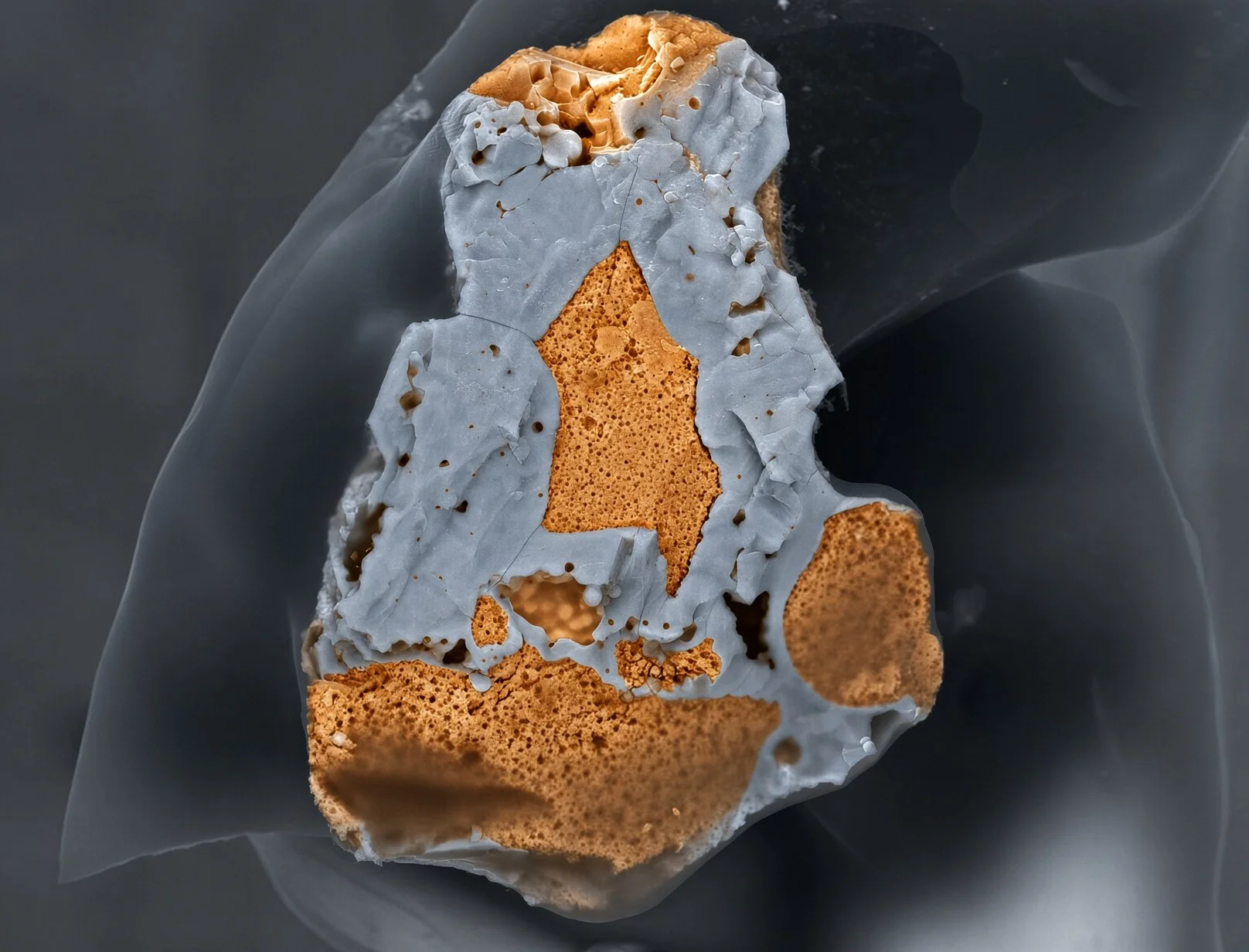 Imagen coloreada de una partícula radiactiva del accidente de Chernóbil de 1986: el combustible nuclear está parcialmente fusionado con óxido de zirconio.