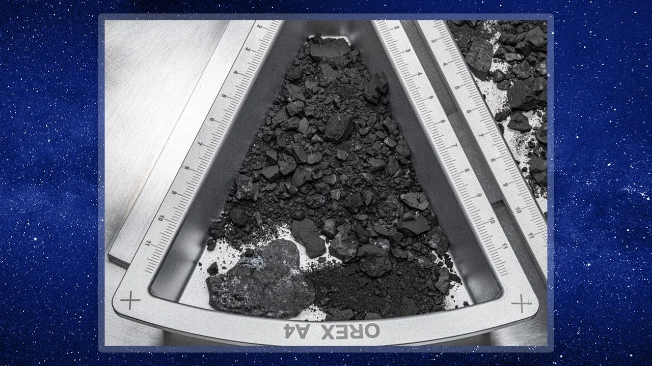 Vista cenital de un recipiente con rocas y polvo del asteroide Bennu, traídos a la Tierra por OSIRIS-REx en 2023. Su análisis reveló aminoácidos y bases nitrogenadas, ingredientes de la vida que también pueden formarse sin organismos.