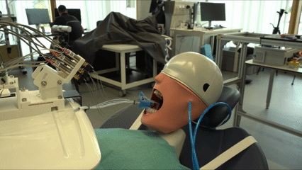 El vídeo muestra al robot dental MIR preparando de forma automática un diente siguiendo un plan digital previamente programado.