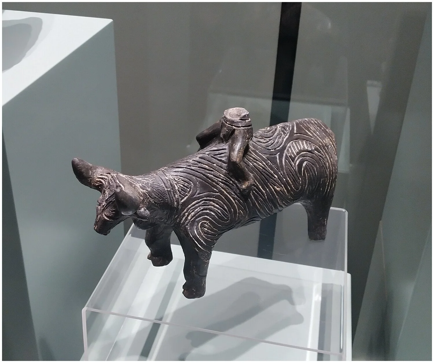 Figura cerámica hallada en el yacimiento de Kapitan Andreevo, en el sureste de Bulgaria, que muestra a un joven montado sobre un toro o buey hace unos 7.000 años.