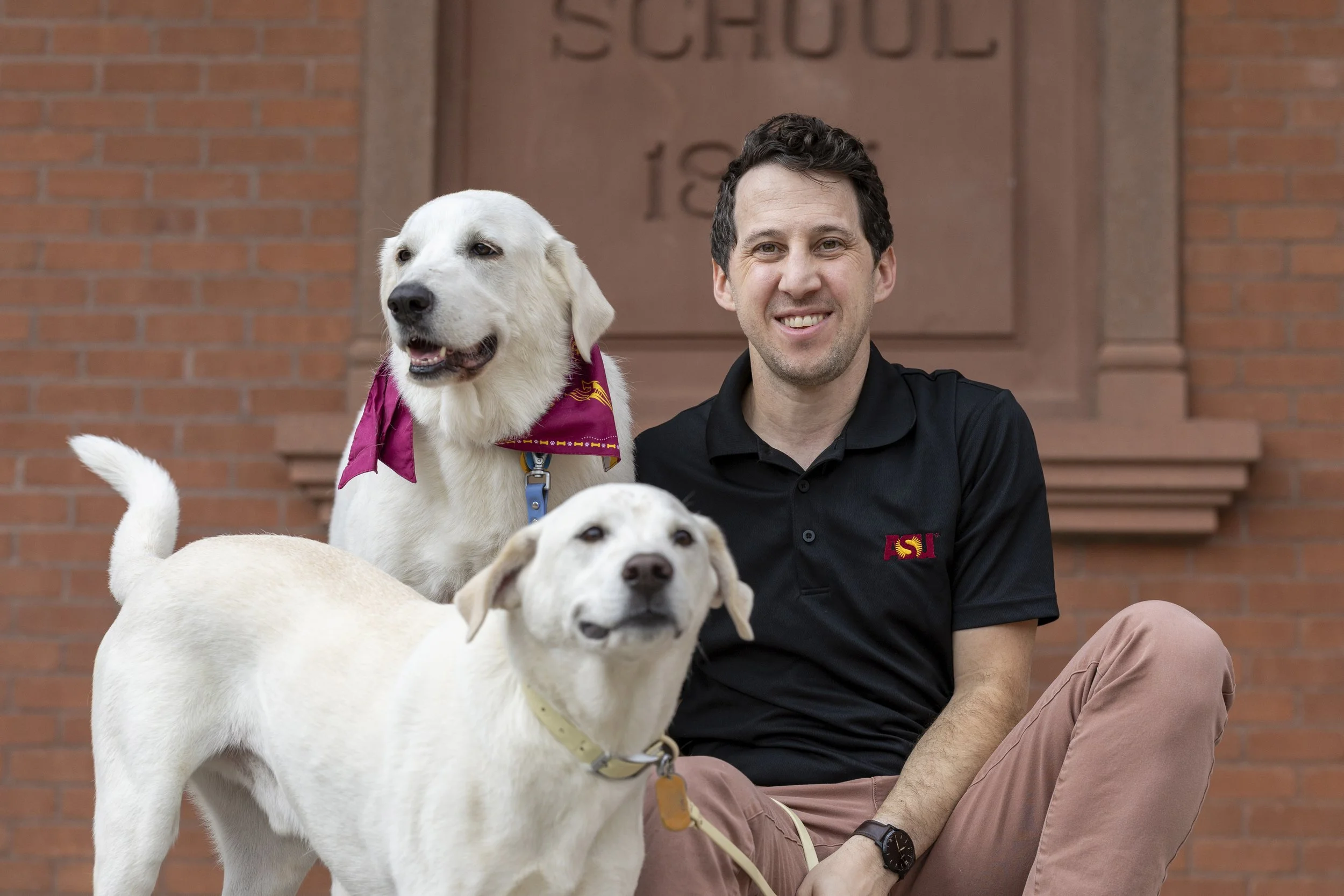 Noah Snyder-Mackler, coautor del estudio que relaciona el envejecimiento de los perros con la pérdida de marcas químicas que ayudan a mantener silenciados los genes saltarines.