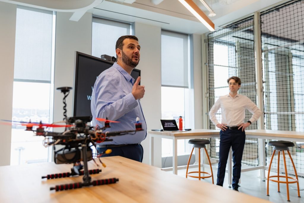 Walid Saad (izquierda) y Alexander DeRieux presentan el marco eQMARL, un sistema de inteligencia artificial cuántica basado en entrelazamiento para coordinar drones de rescate sin necesidad de internet