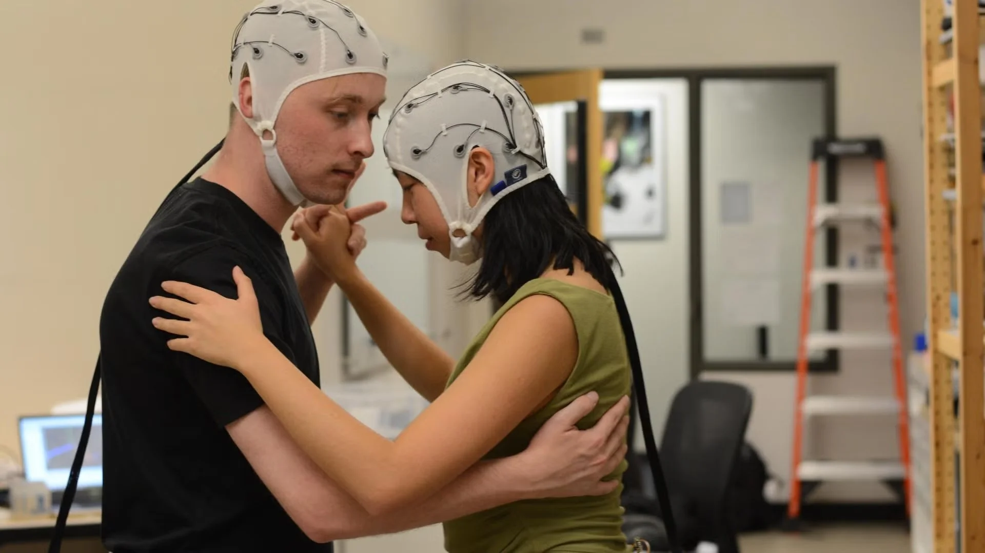 Dos bailarines equipados con sensores EEG durante el experimento: cuando sus movimientos se sincronizan, también lo hacen sus cerebros, facilitando que se muevan como uno solo.