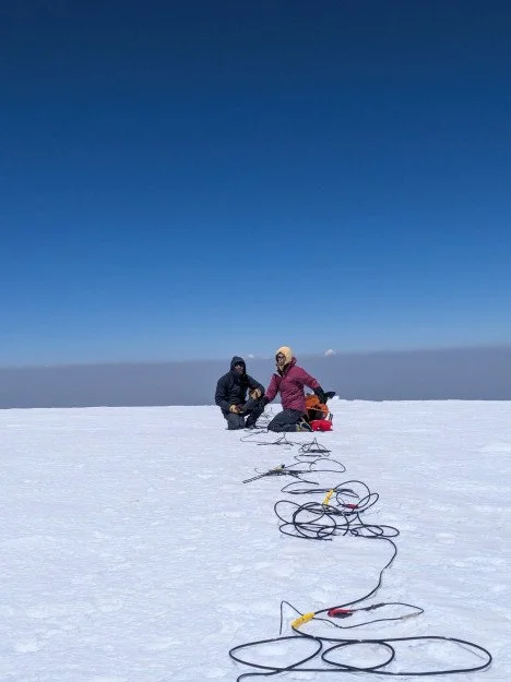 Dos investigadores despliegan los sensores utilizados en las mediciones sísmicas sobre el glaciar del monte Ararat.