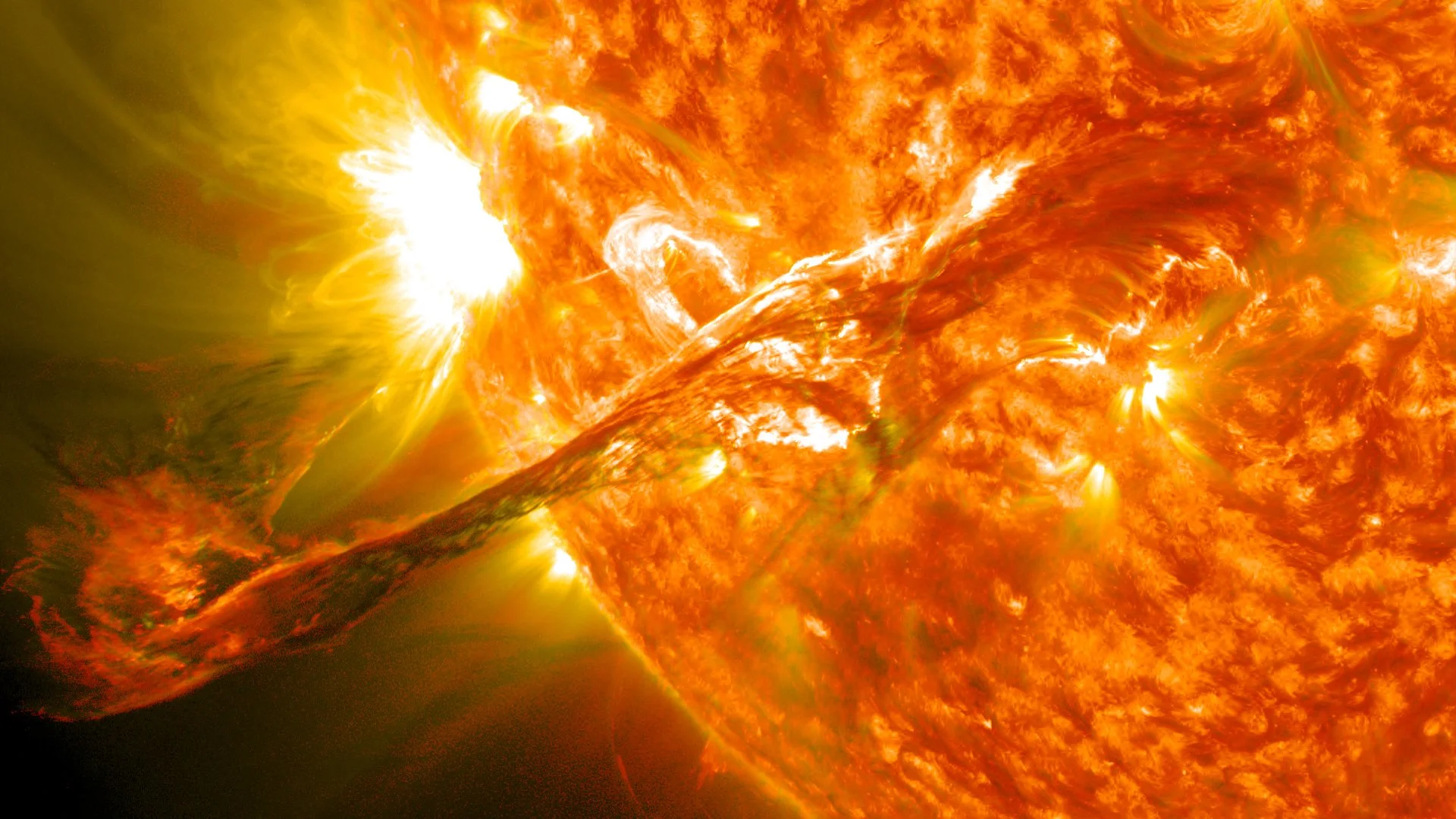 En el Sol actual, las eyecciones de masa coronal son eventos frecuentes: erupciones solares de plasma que pueden alcanzar decenas de millones de grados y viajar a más de mil kilómetros por segundo.