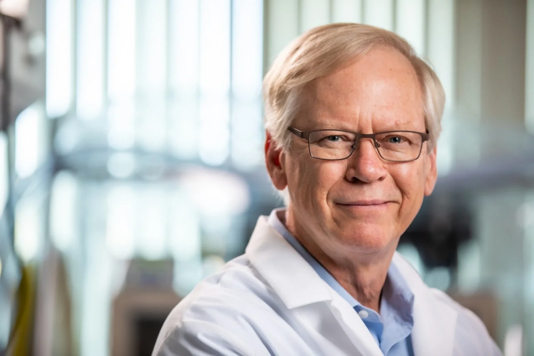 Paul Keim, microbiólogo de la Universidad del Norte de Arizona y autor principal del estudio que revela cómo décadas de cultivo en laboratorio transformaron la bacteria Clostridium botulinum en una importante herramienta para la medicina.