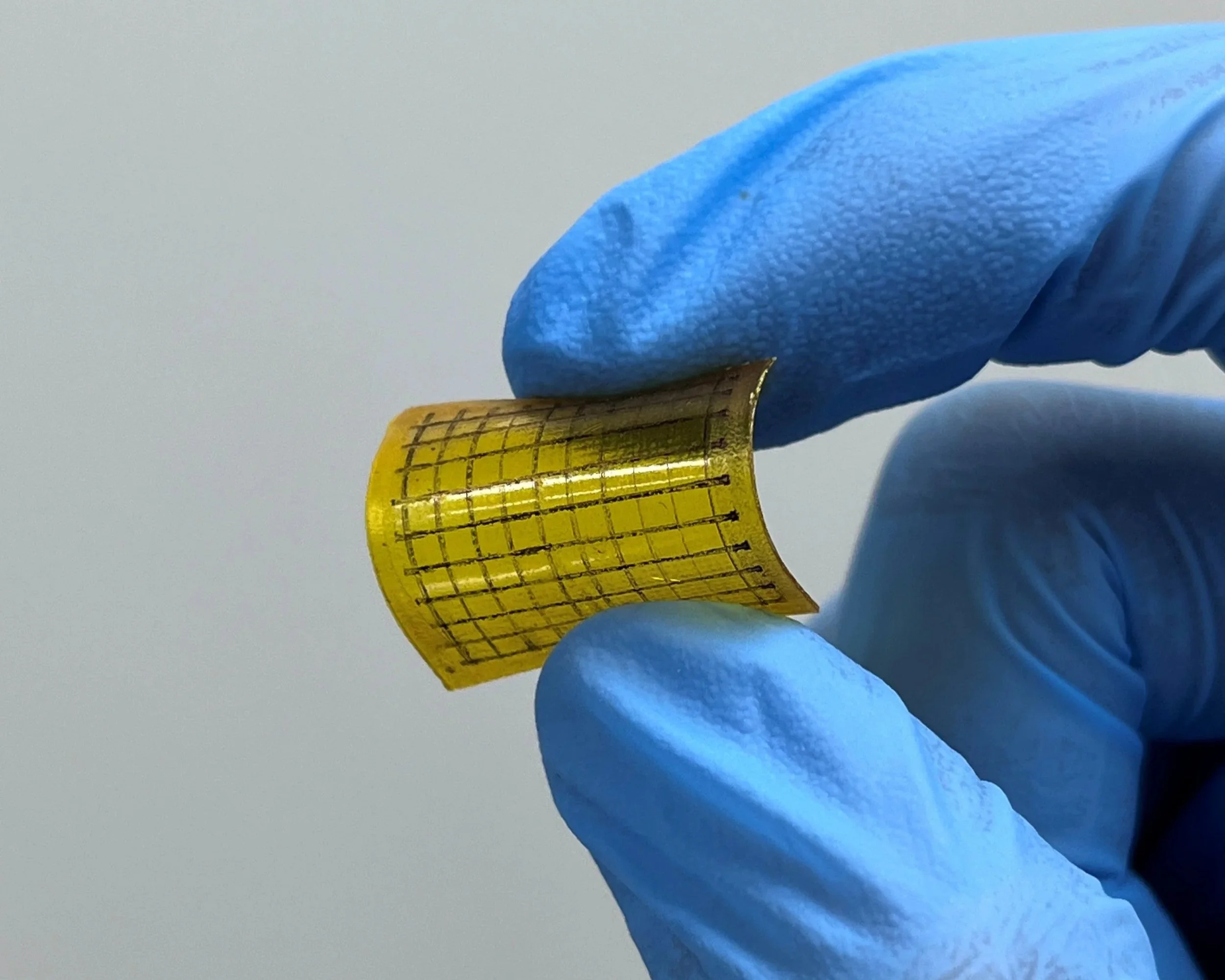 Matriz flexible impresa formada por 100 sinapsis artificiales, dispuestas en una cuadrícula de 10 × 10.